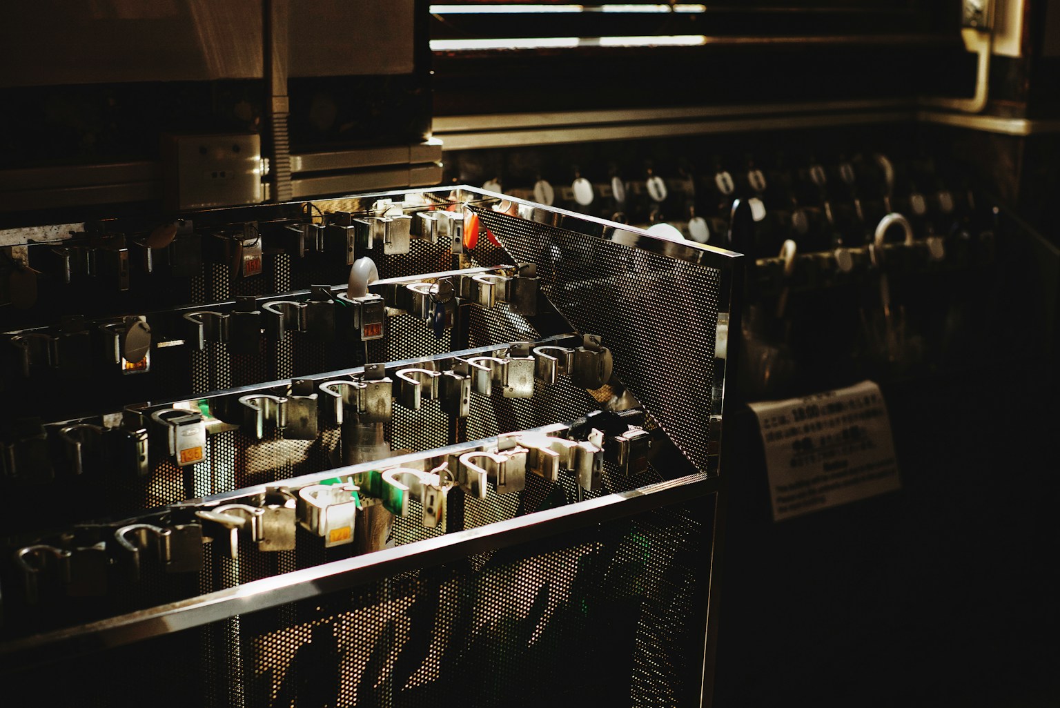 Rak minuman yang dipenuhi botol dalam lingkungan yang redup