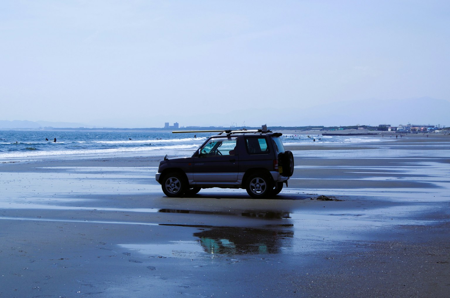해변가에 주차된 검은 SUV