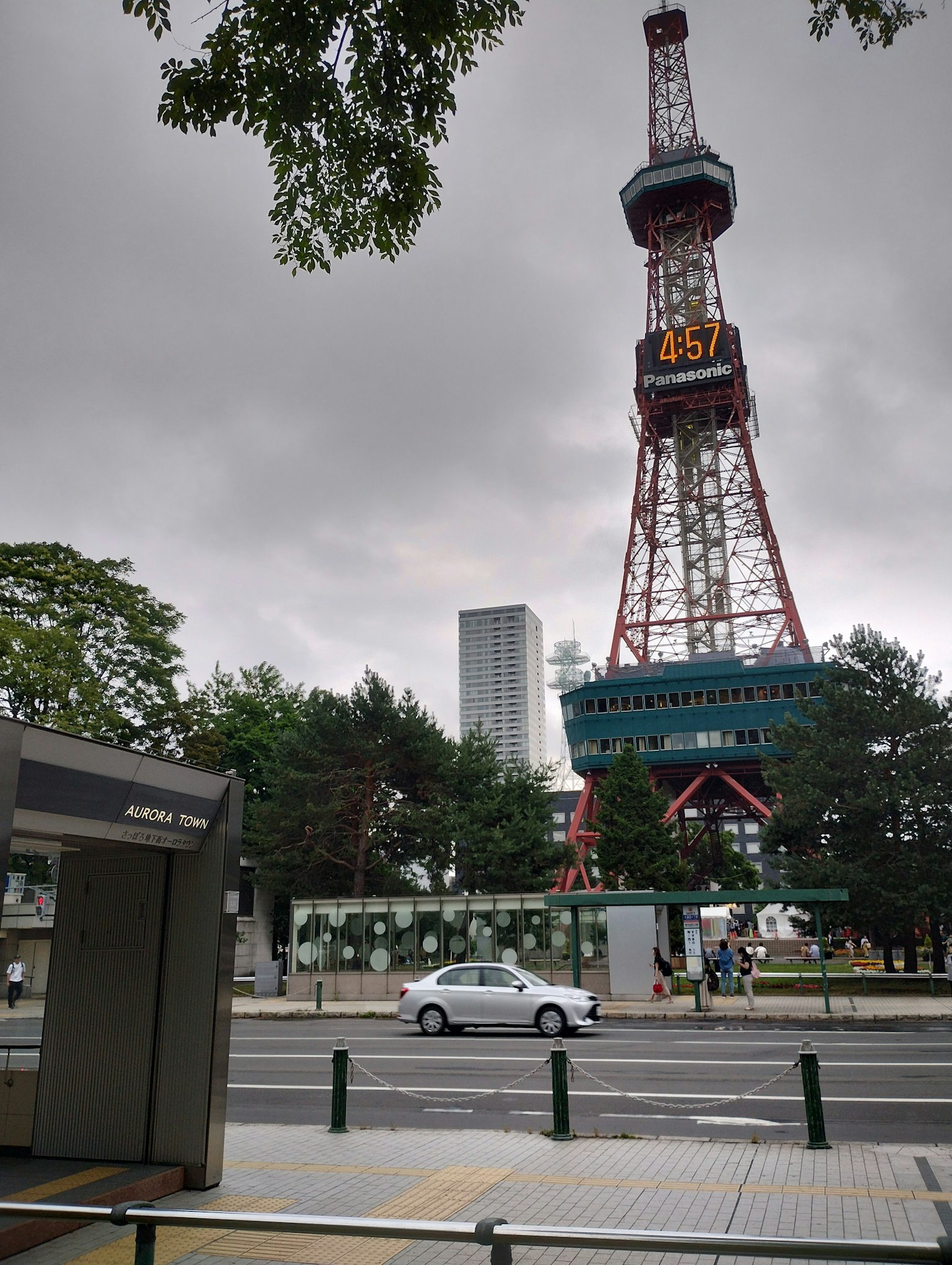 Sapporo Fernsehturm mit bewölktem Himmel