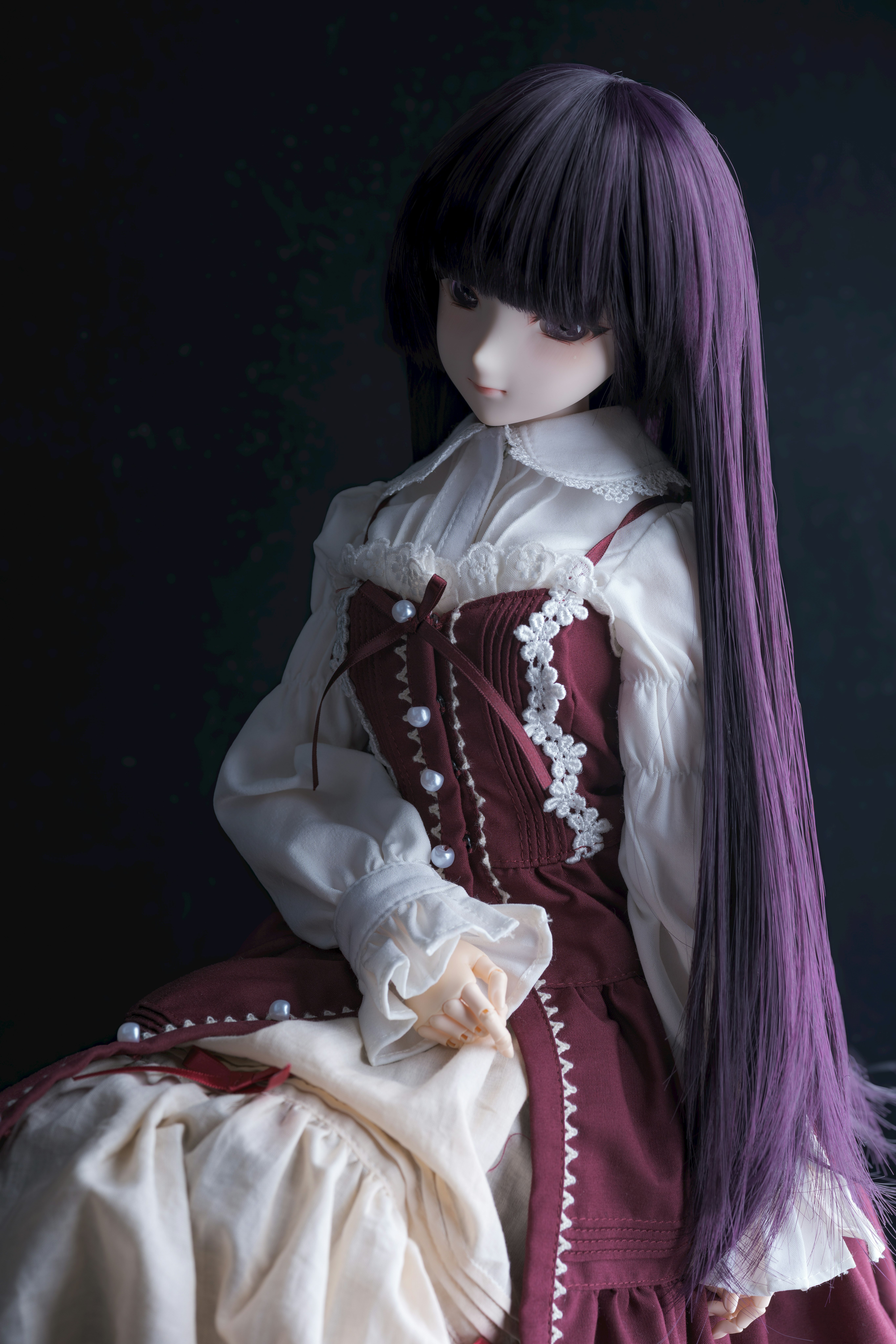 穿白色洋裝的娃娃風少女肖像