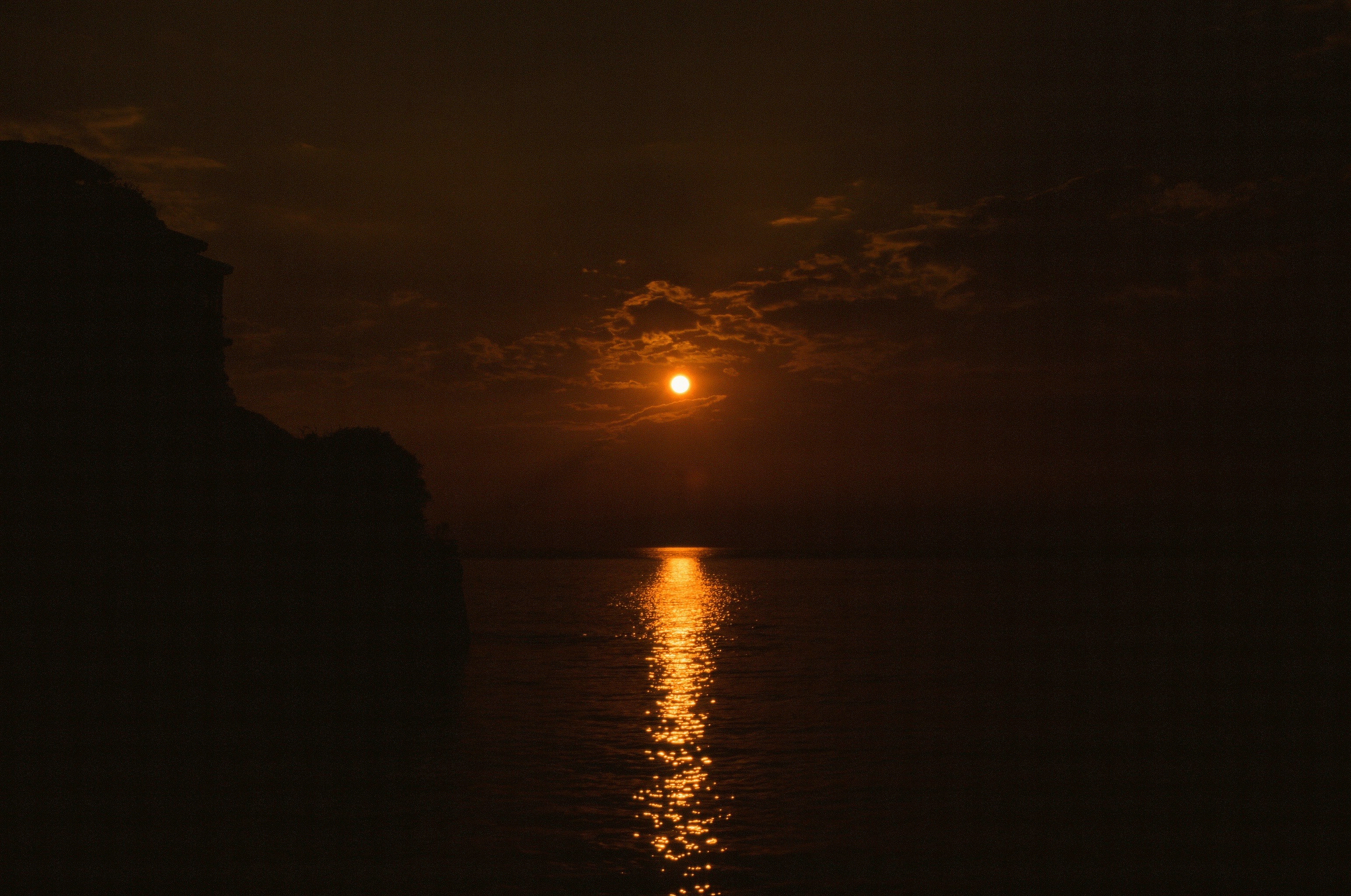 夕日が海に反射する美しい風景