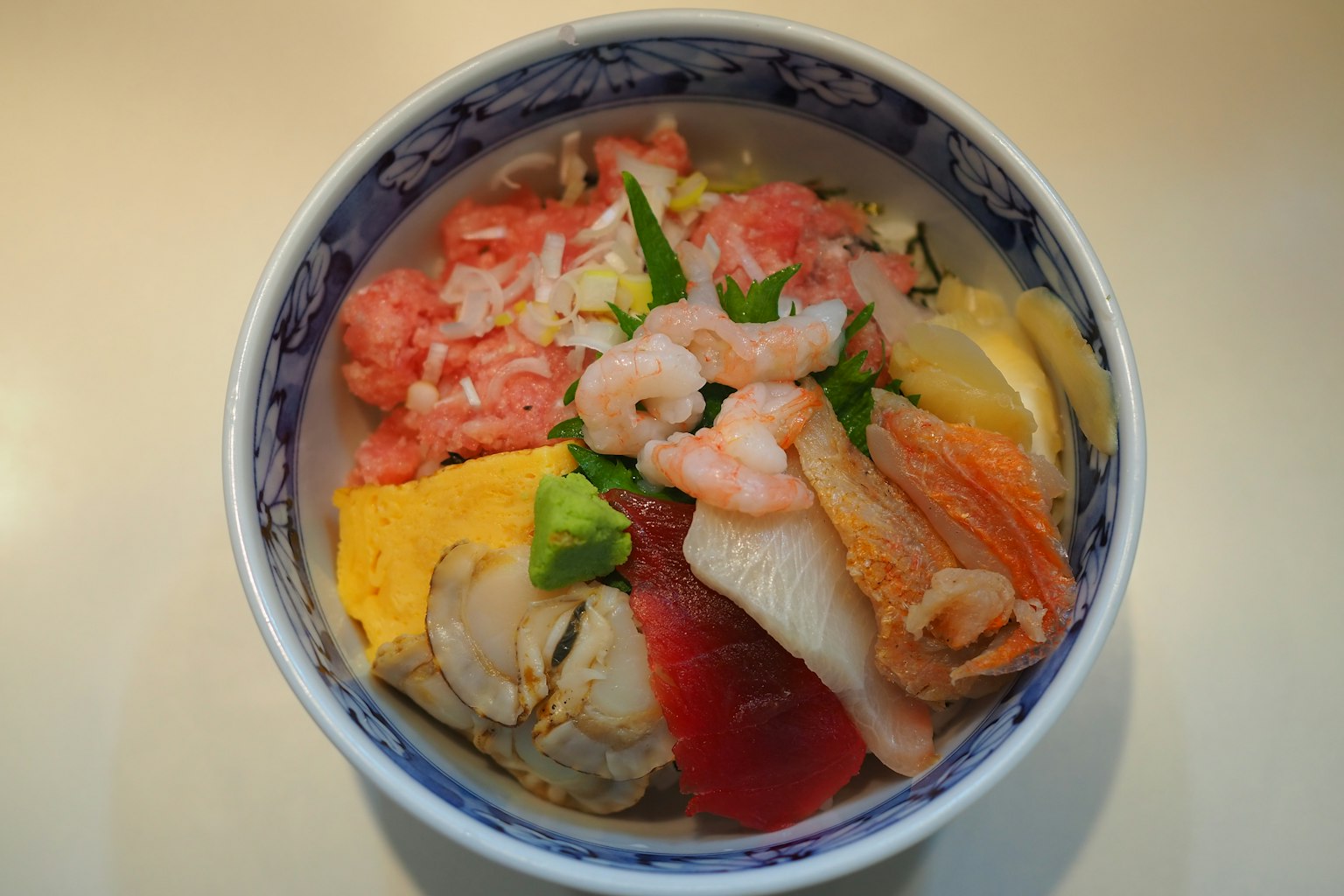 Bunt dekoriertes Sashimi in einer traditionellen japanischen Schüssel