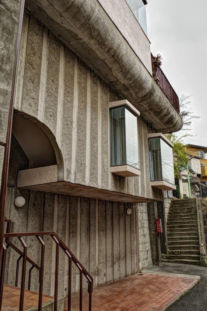 arche en pierre et escalier dans une ruelle