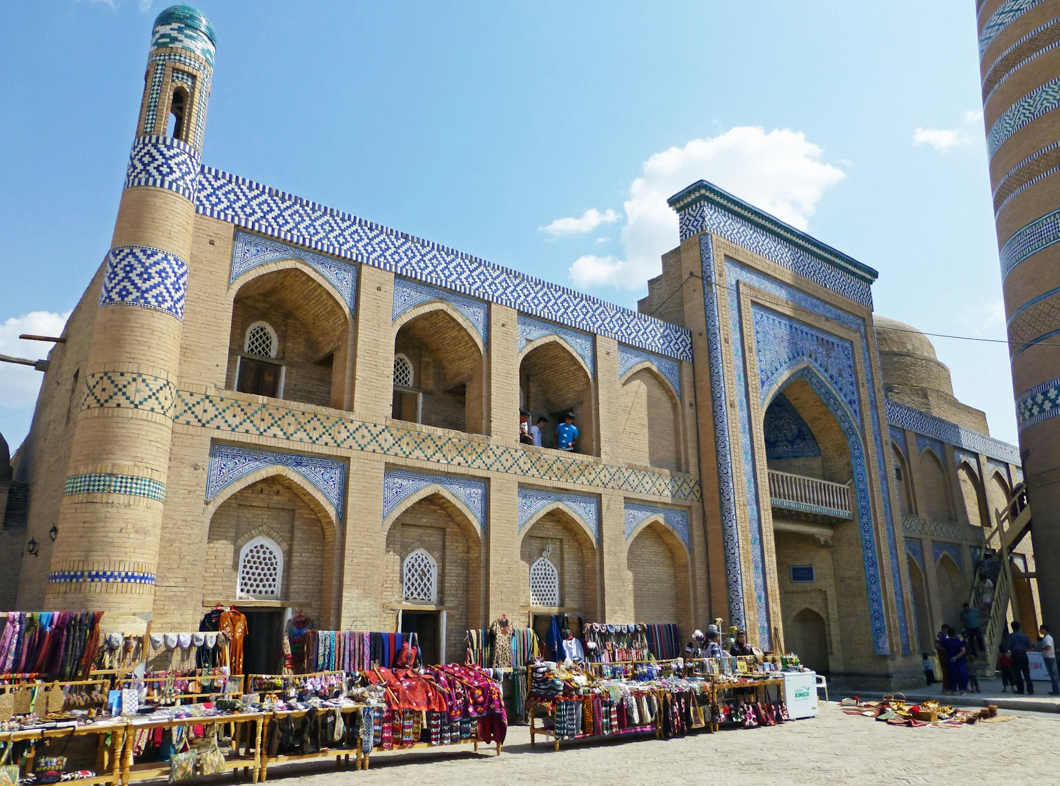 Scène de marché et bâtiment historique en Ouzbékistan