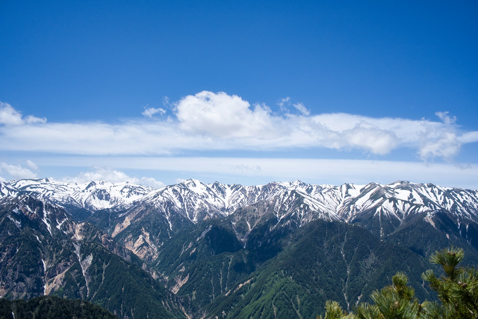雪山与晴朗的蓝天