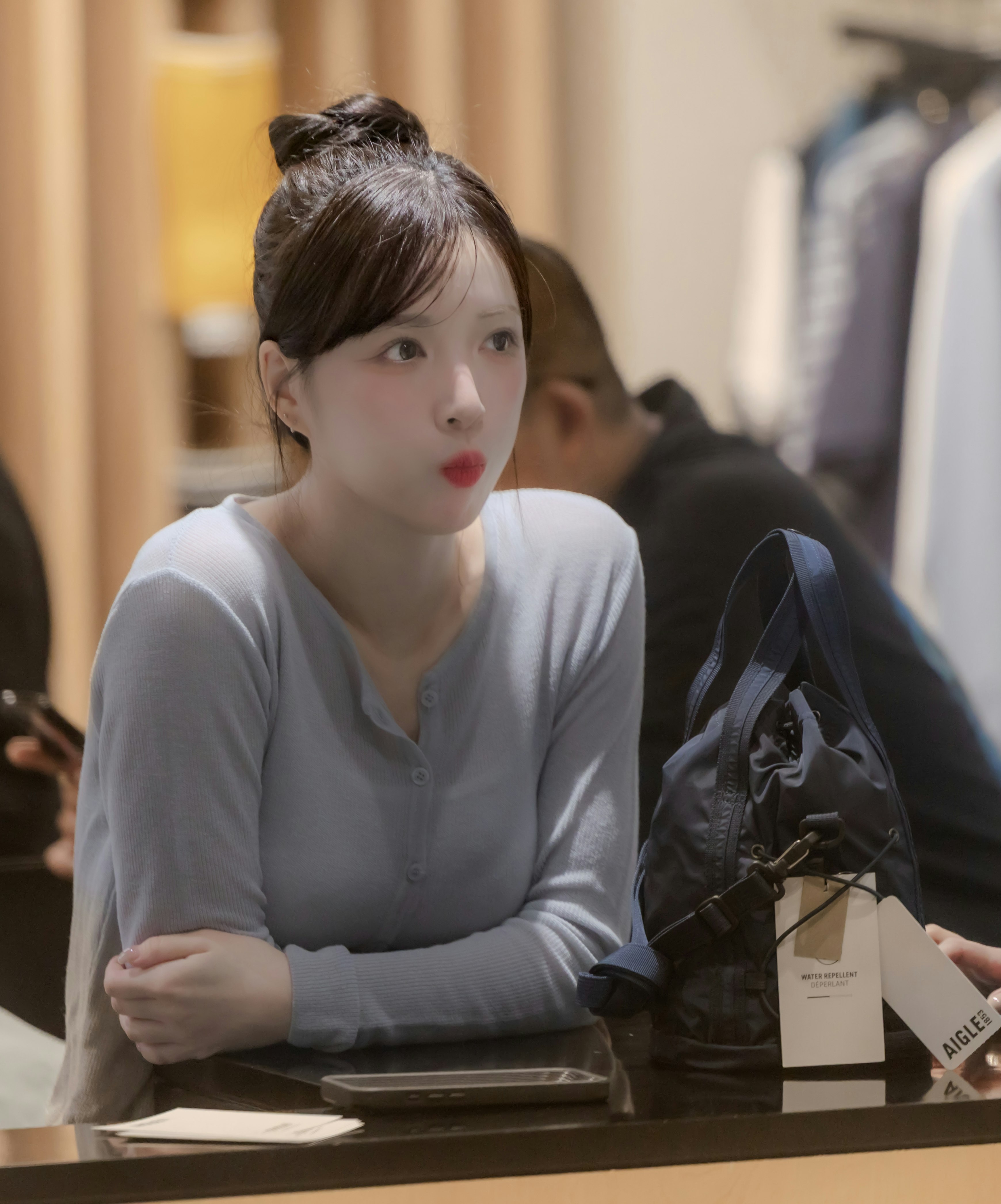 カフェでノートPCの前に座る女性