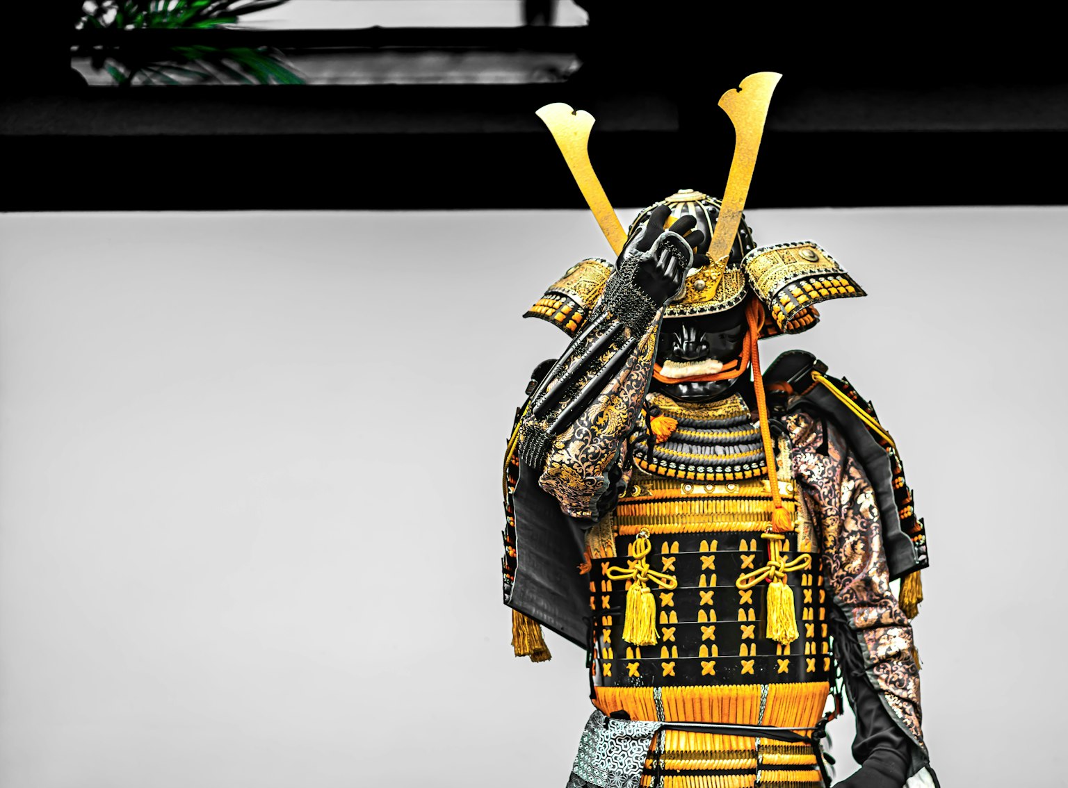 Một samurai trong trang phục giáp đang chào với cử chỉ truyền thống