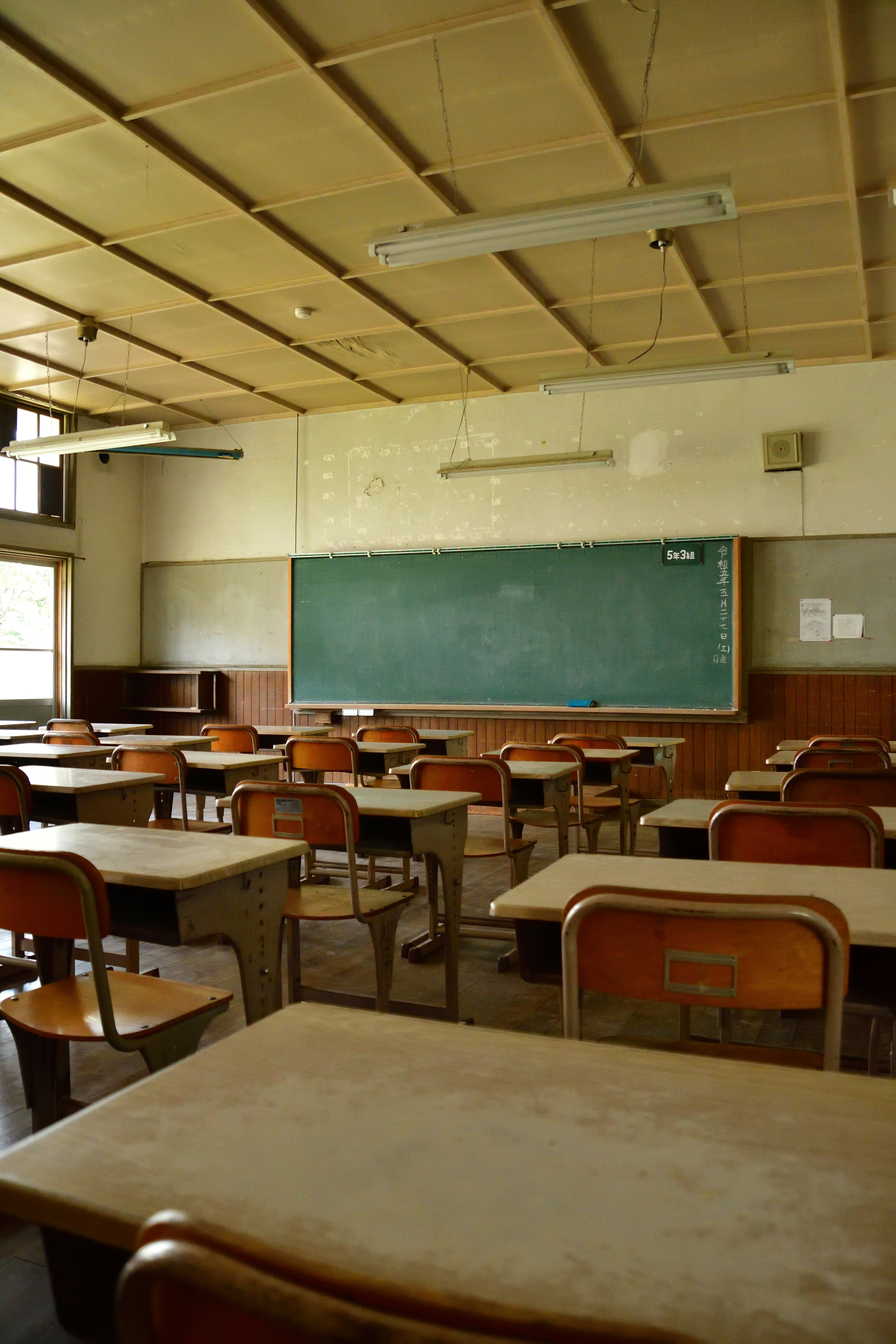 interior de aula con pupitres y pizarra