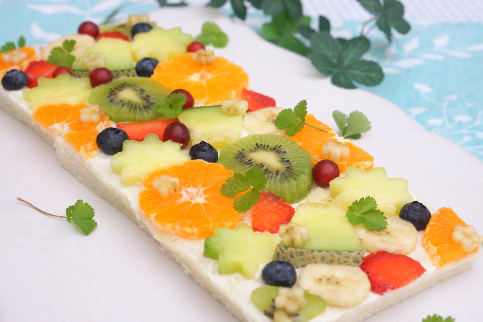 Dessert coloré garni de fruits assortis