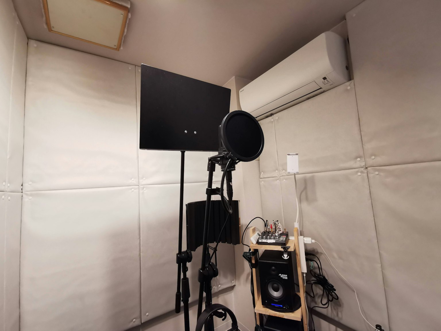 Phòng thu âm giọng hát trong studio âm nhạc với micro và bộ lọc âm