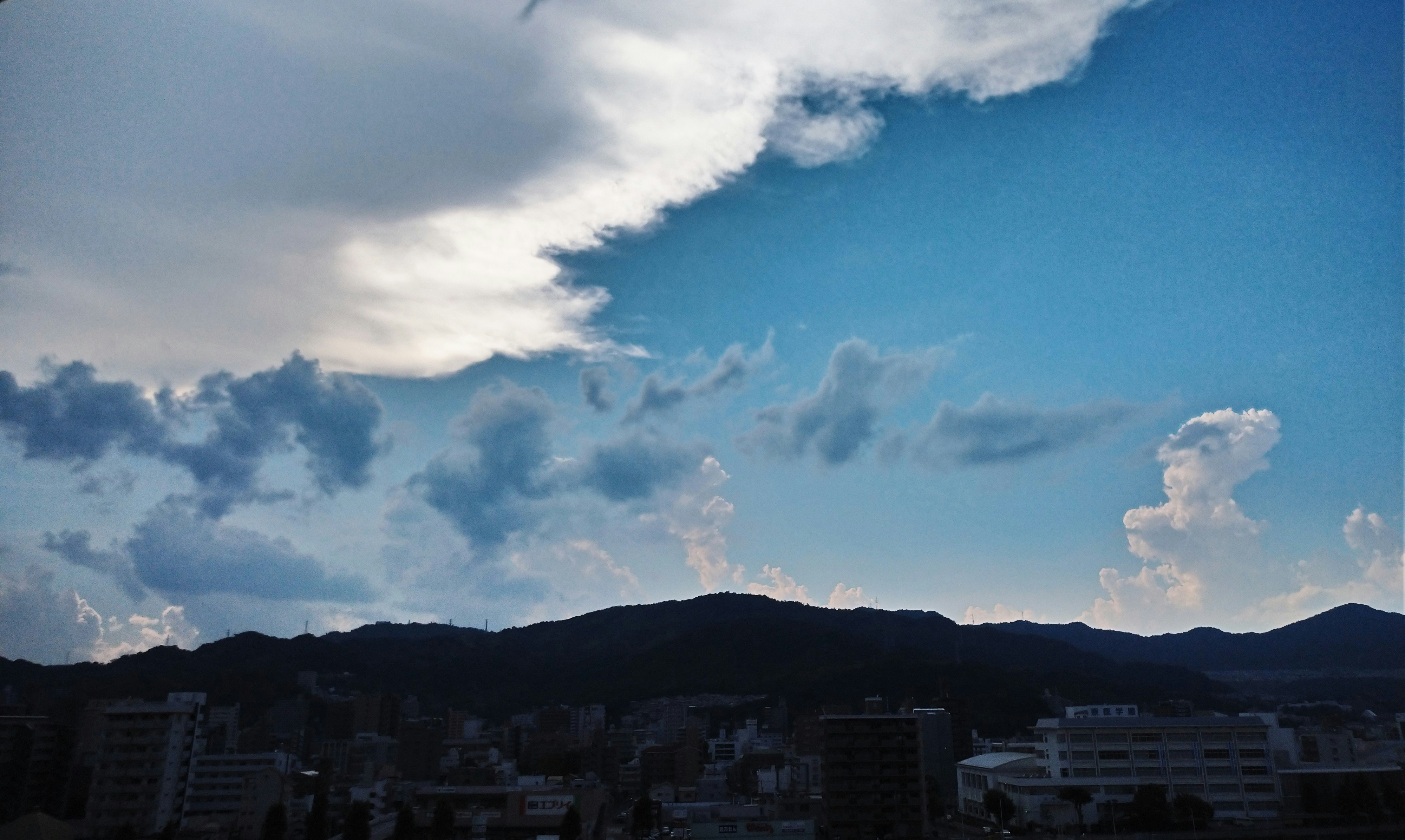 空に広がる雲と山並みの風景