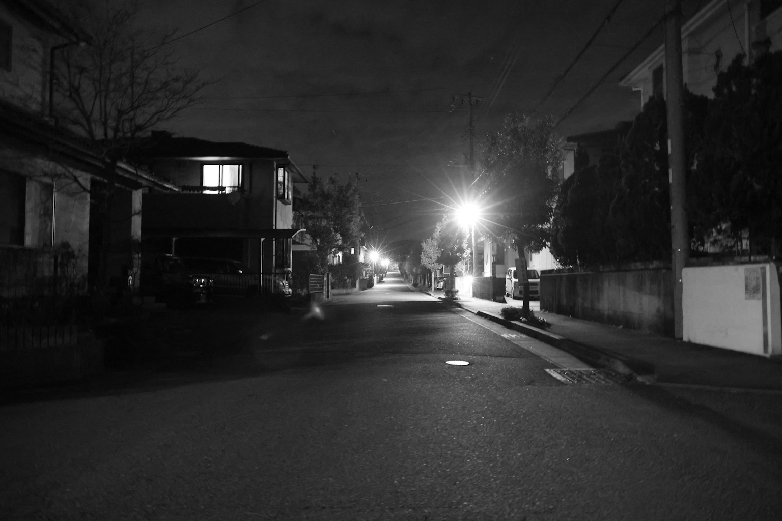 夜晚安静的街道和黑白场景中的路灯