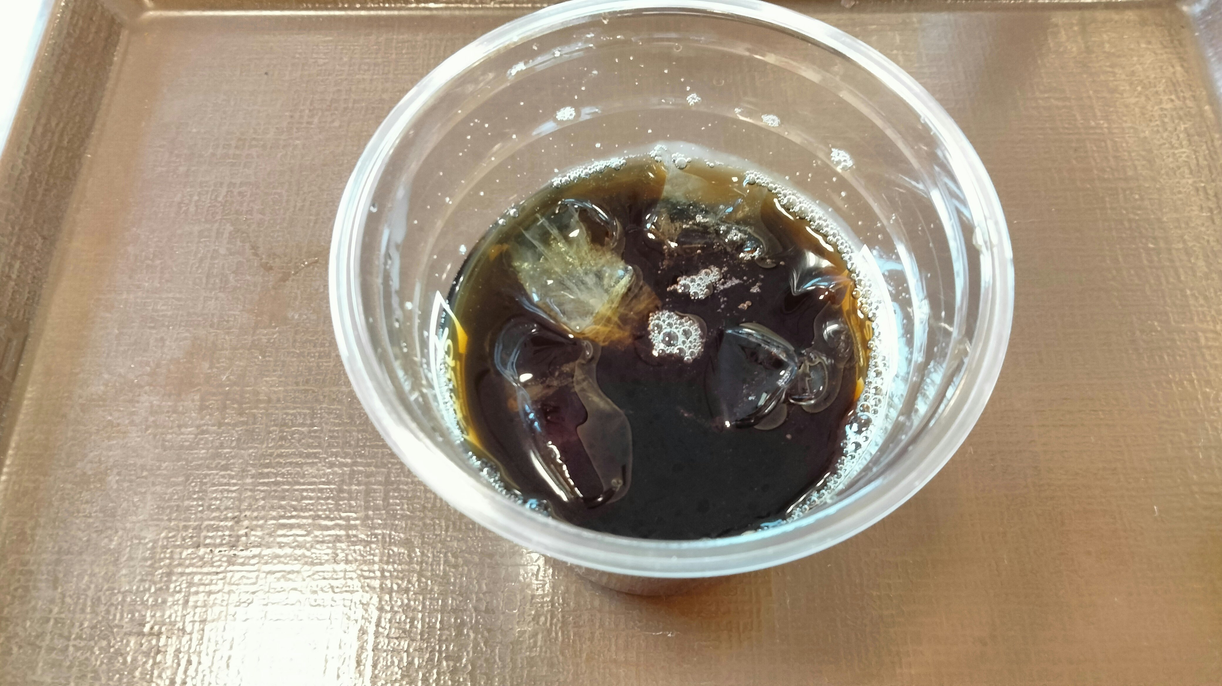 piccola tazza trasparente con liquido scuro