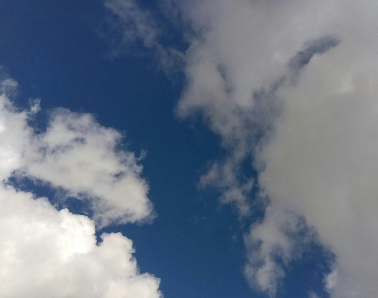白雲と黒雲が交わる青空の雲模様