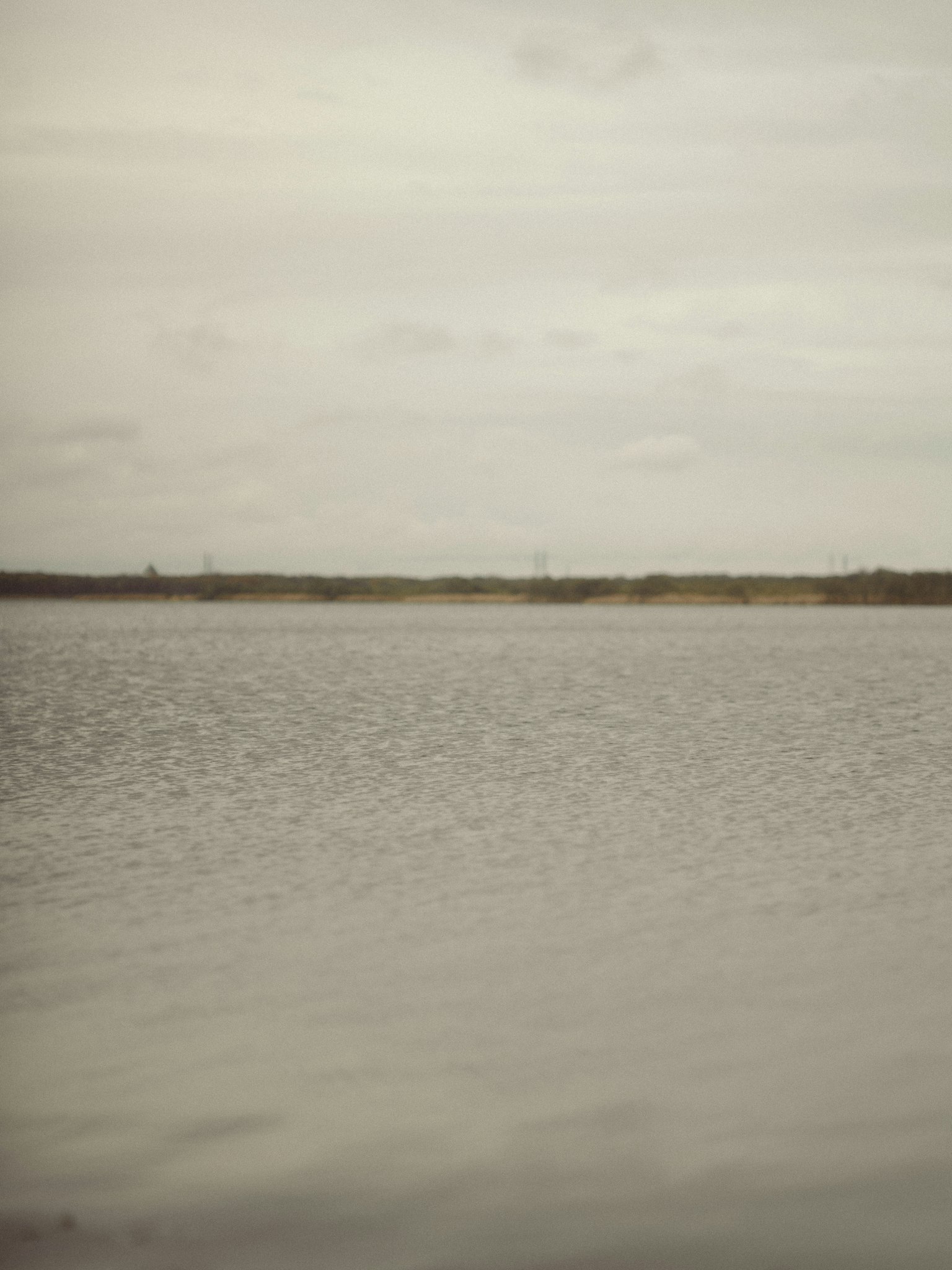 Paysage de lac calme avec ciel nuageux