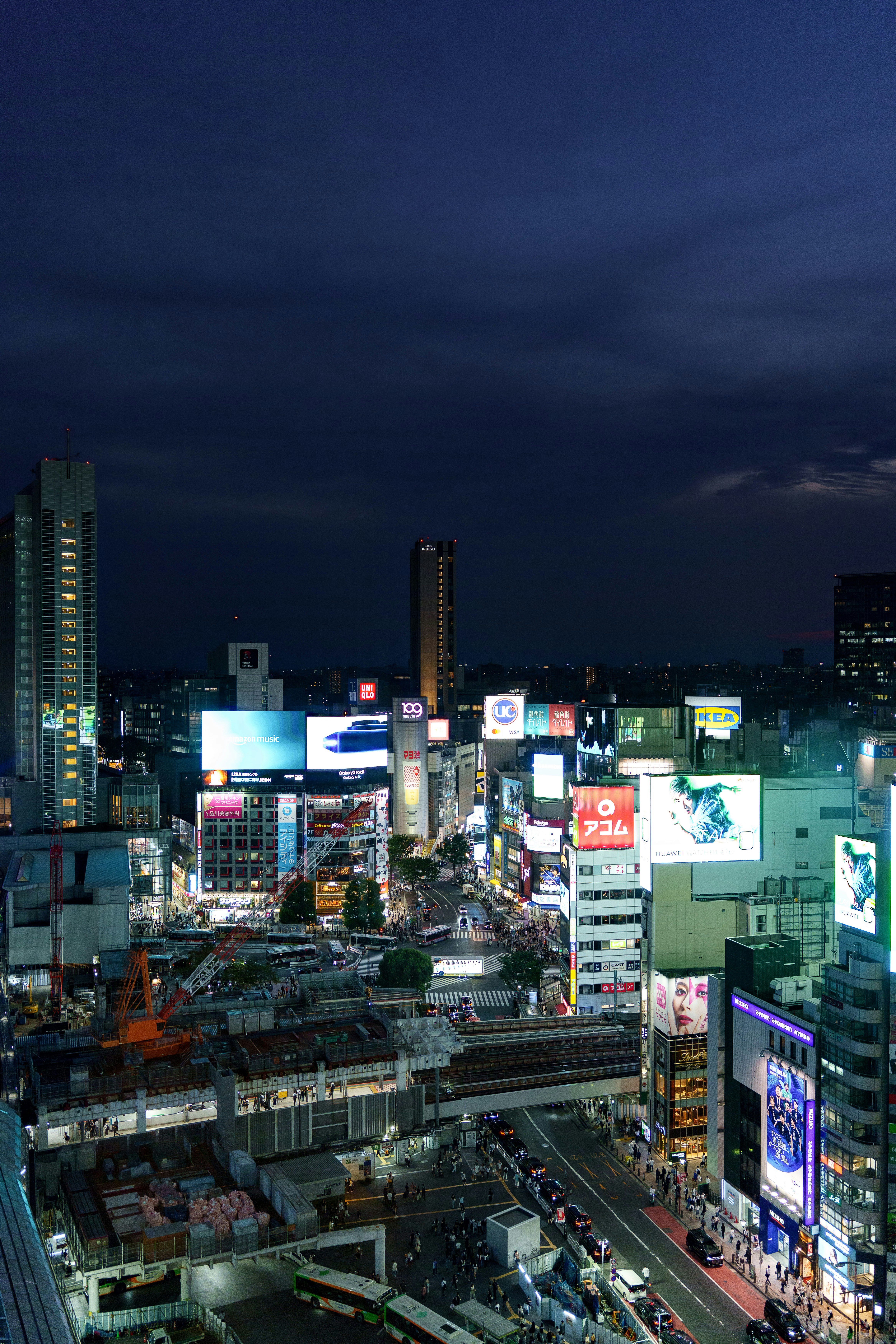夜の渋谷の街並みとネオン看板