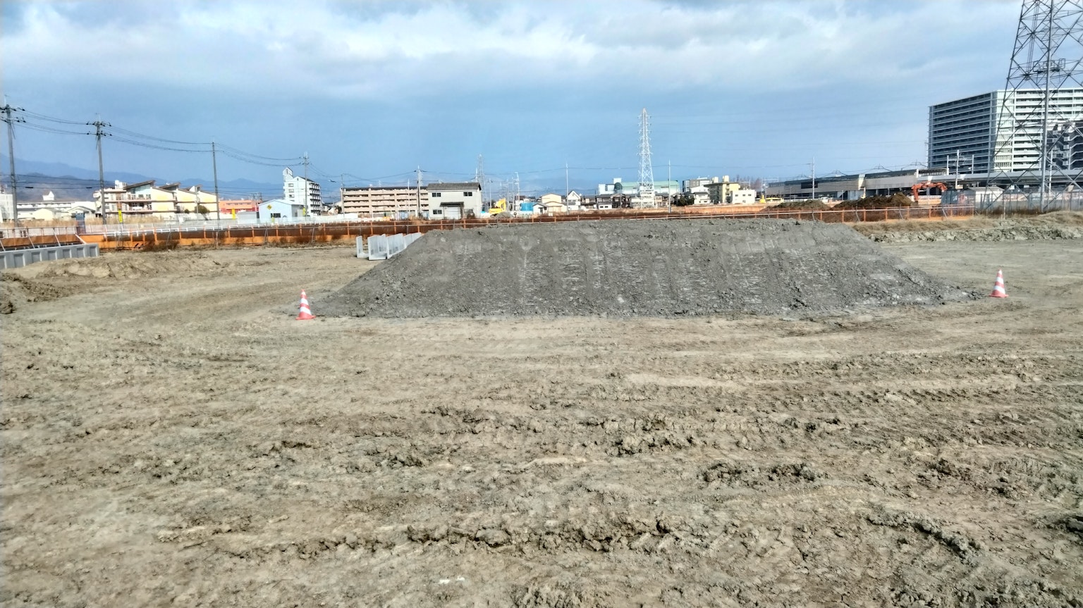 Baustelle mit einem Erdhügel und blauem Himmel