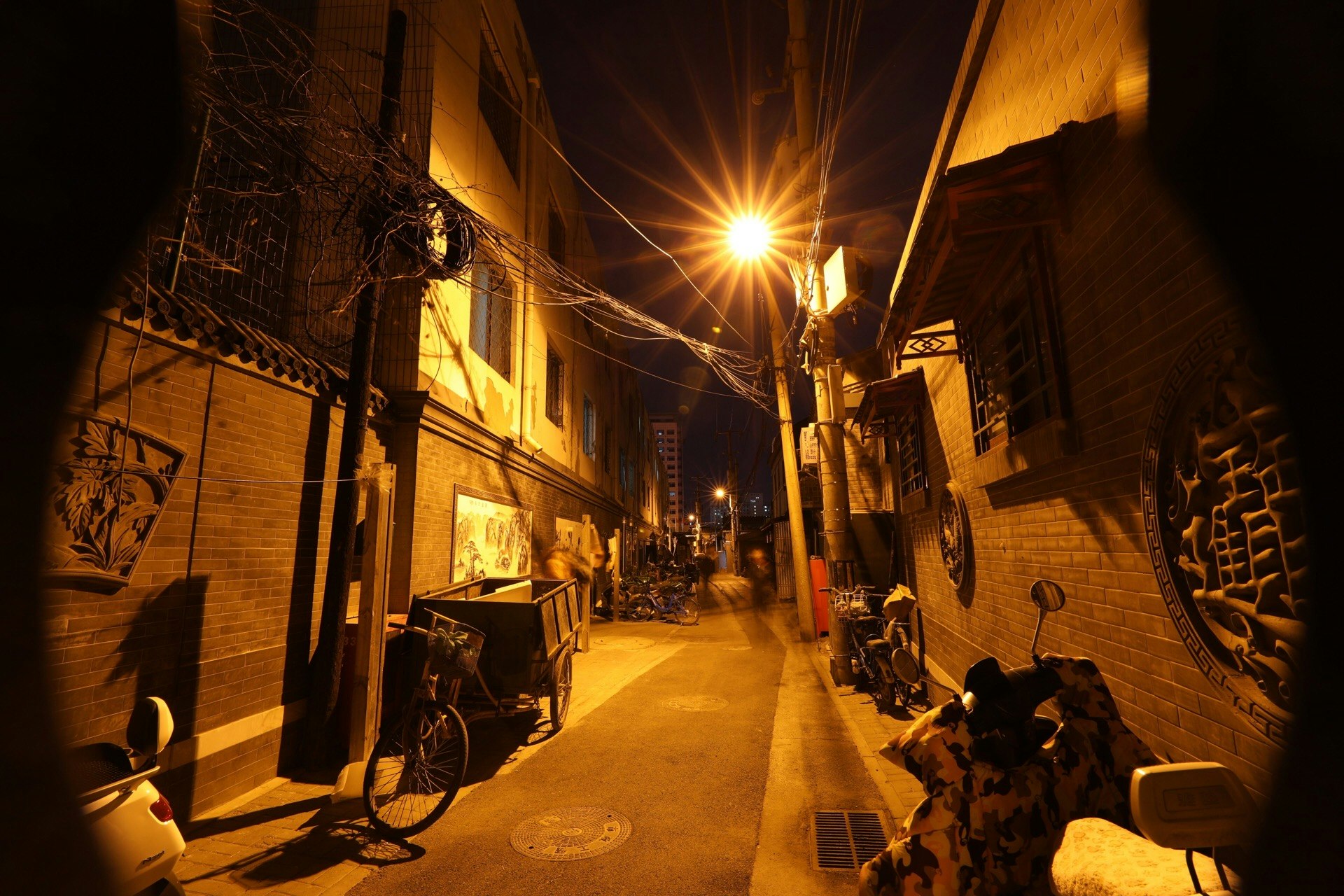 夜の路地に並ぶ自転車と街灯の光