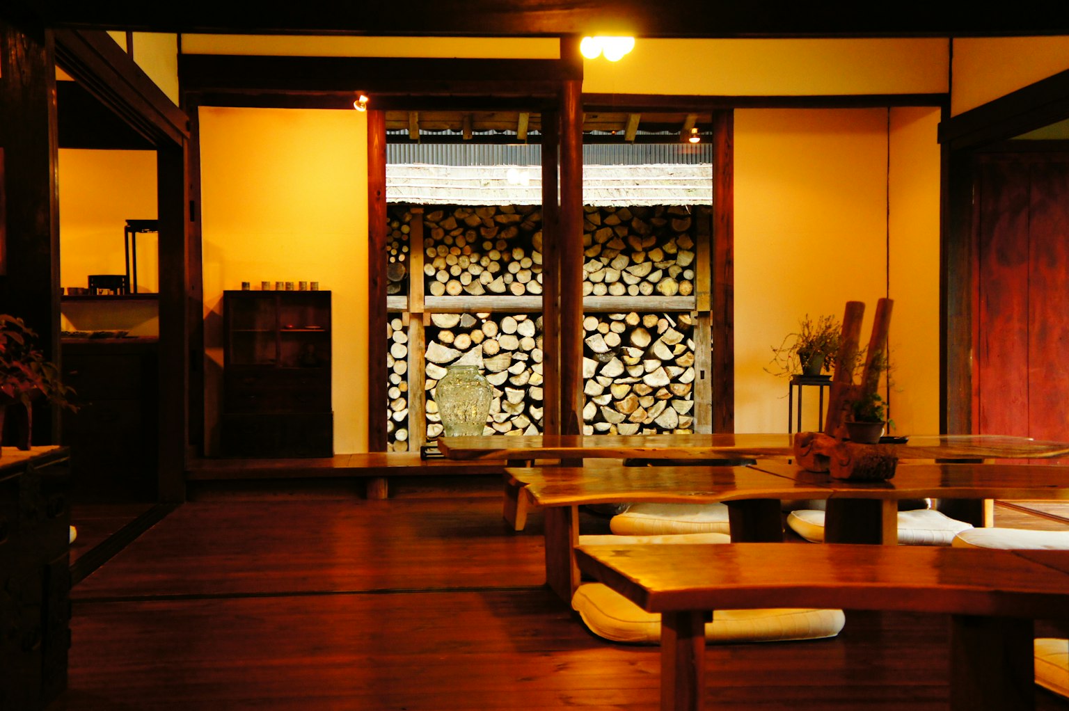 Interior Jepang tradisional dengan meja kayu dan bantal