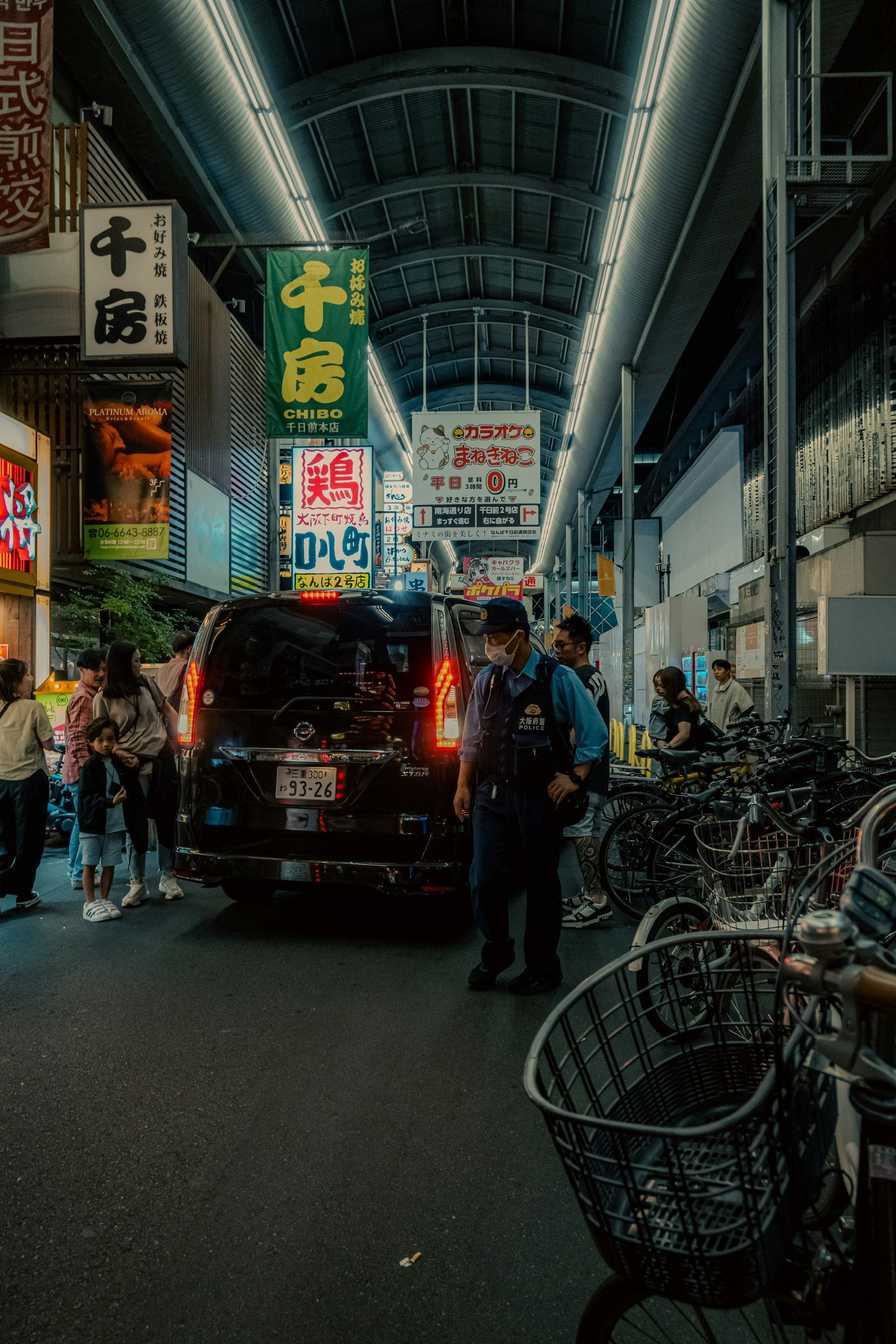 繁忙的市場街道上停著黑色SUV和各種標誌