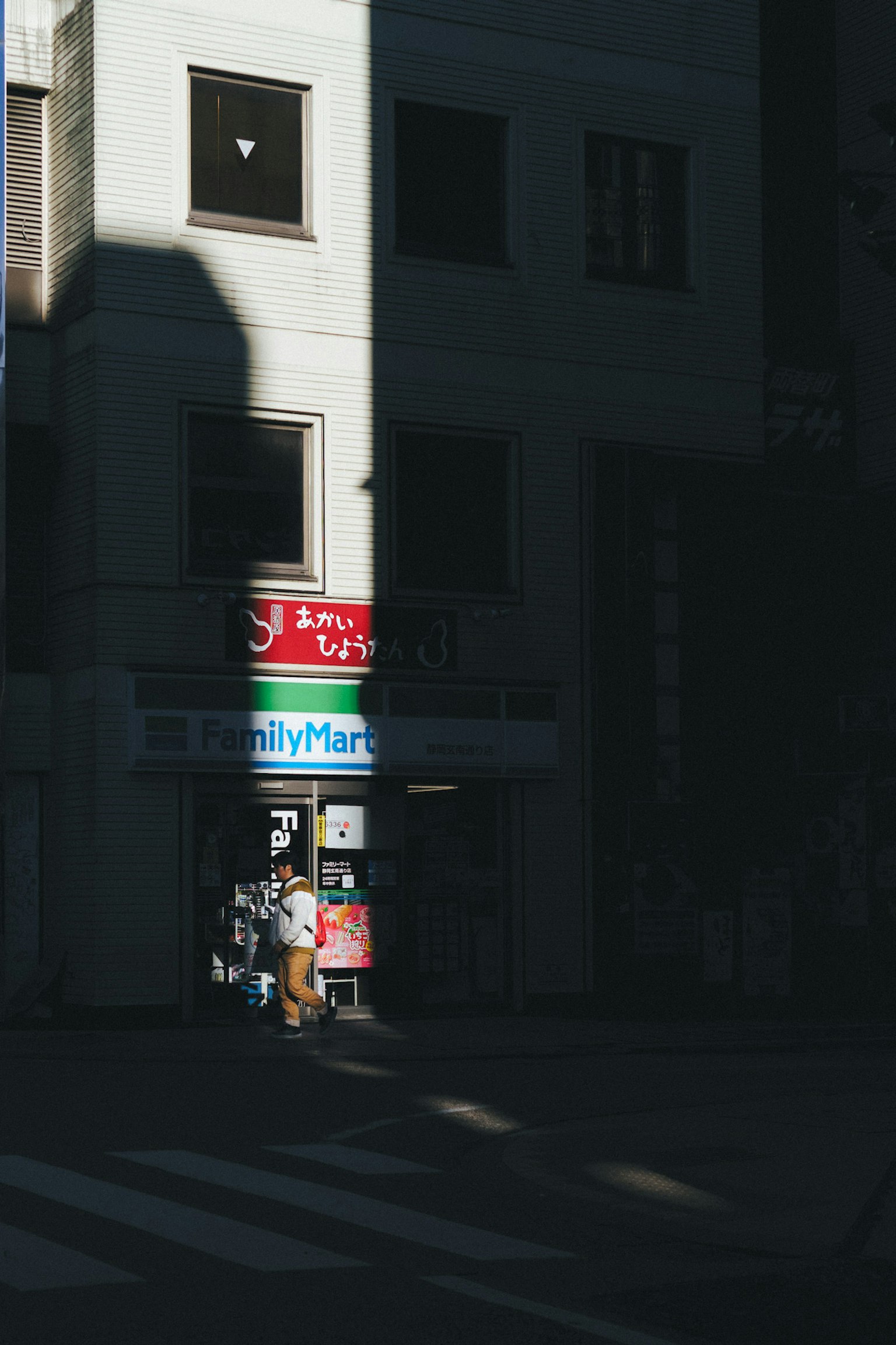 昏暗街道上店鋪招牌和陰影的場景