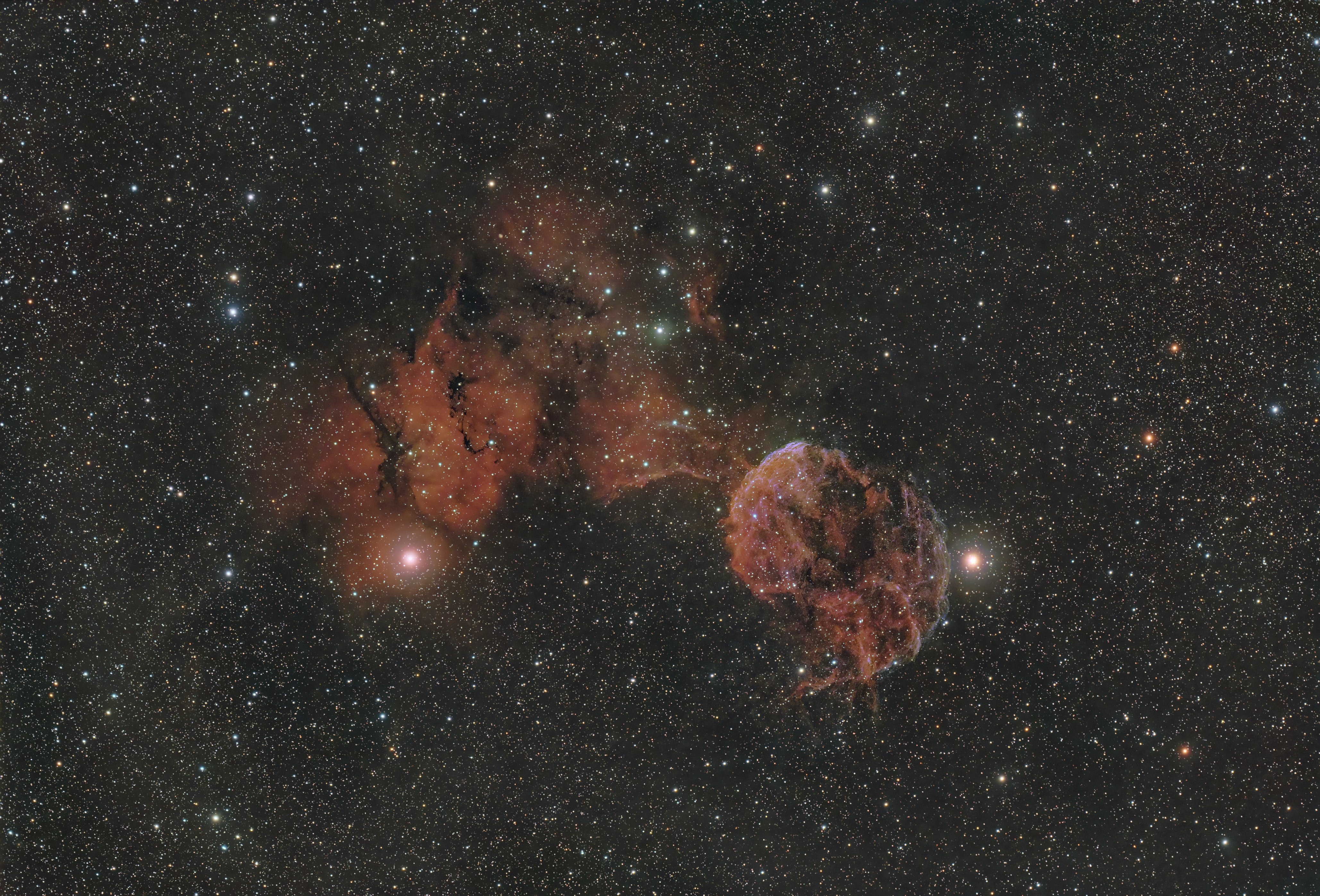 星雲と星々が広がる宇宙空間