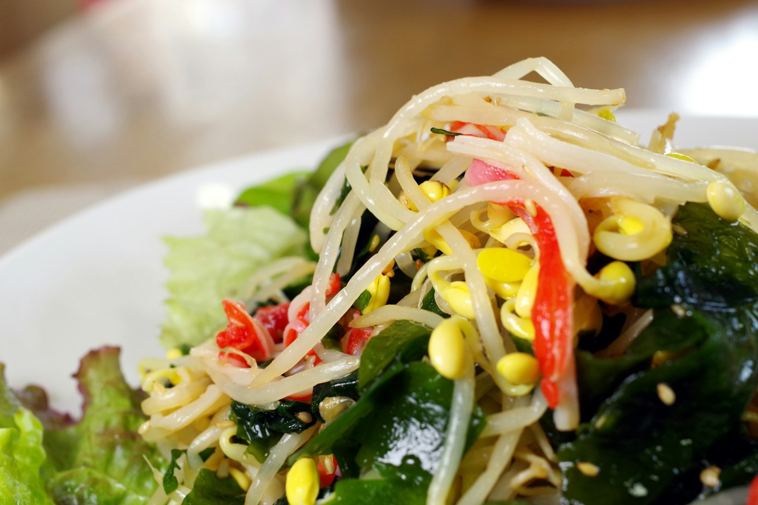 Ensalada de verduras frescas y algas con verduras ralladas