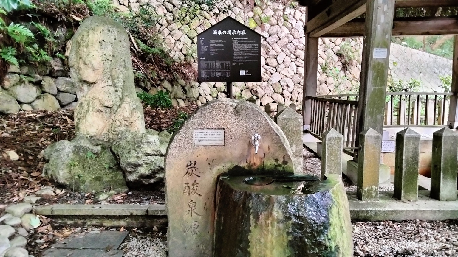 Una vista escénica con una fuente antigua y una estatua de piedra