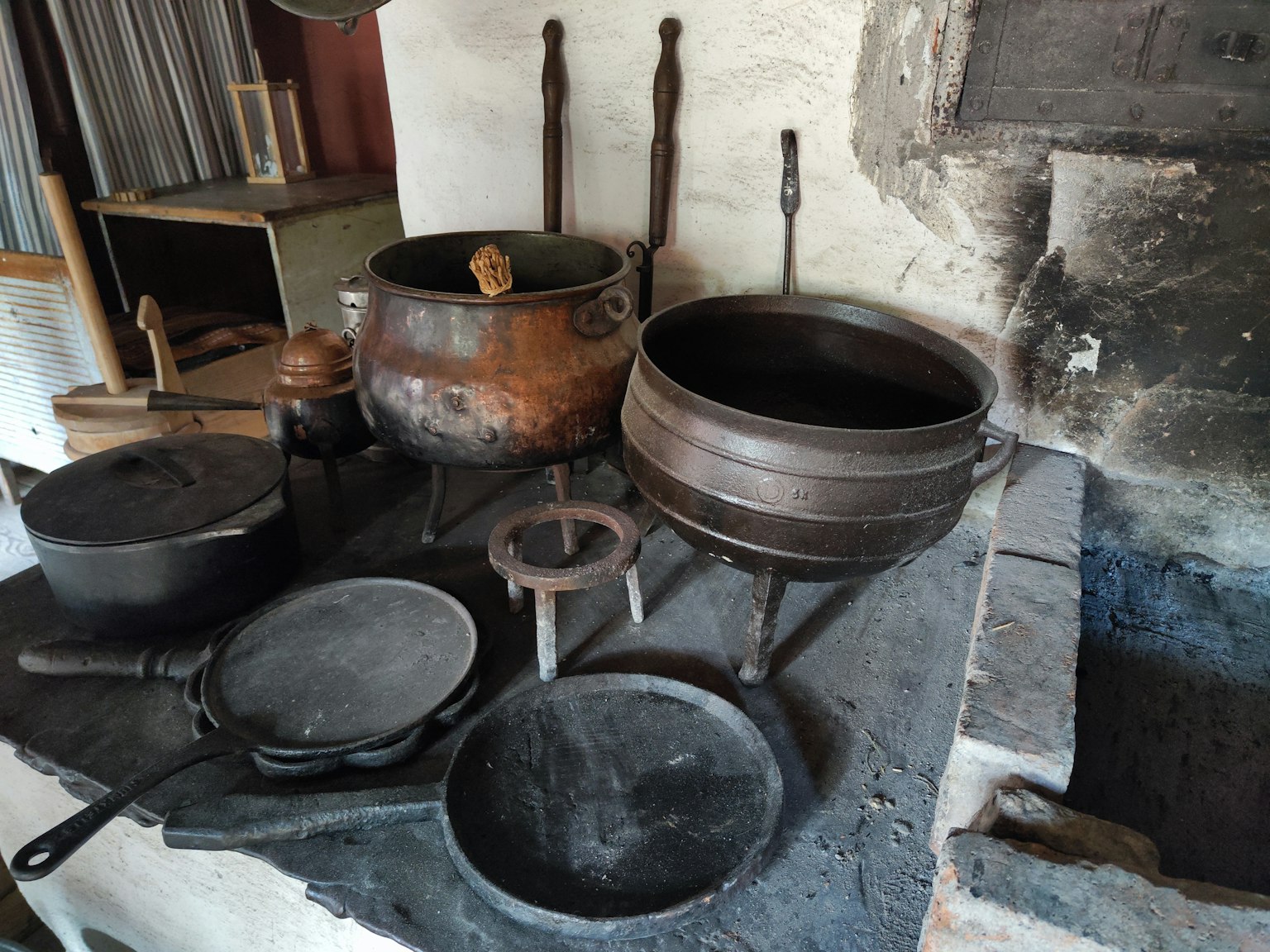 Kumpulan peralatan memasak vintage di atas meja batu