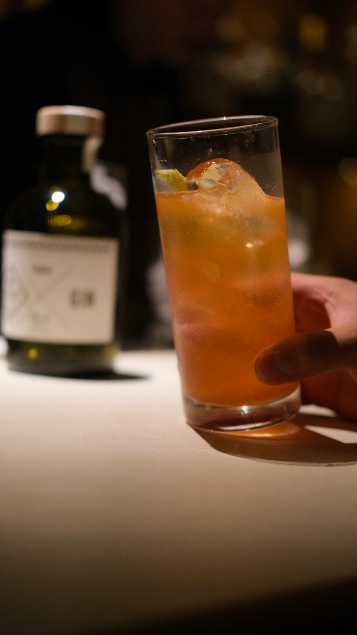 吧台上加冰的雞尾酒杯與酒瓶