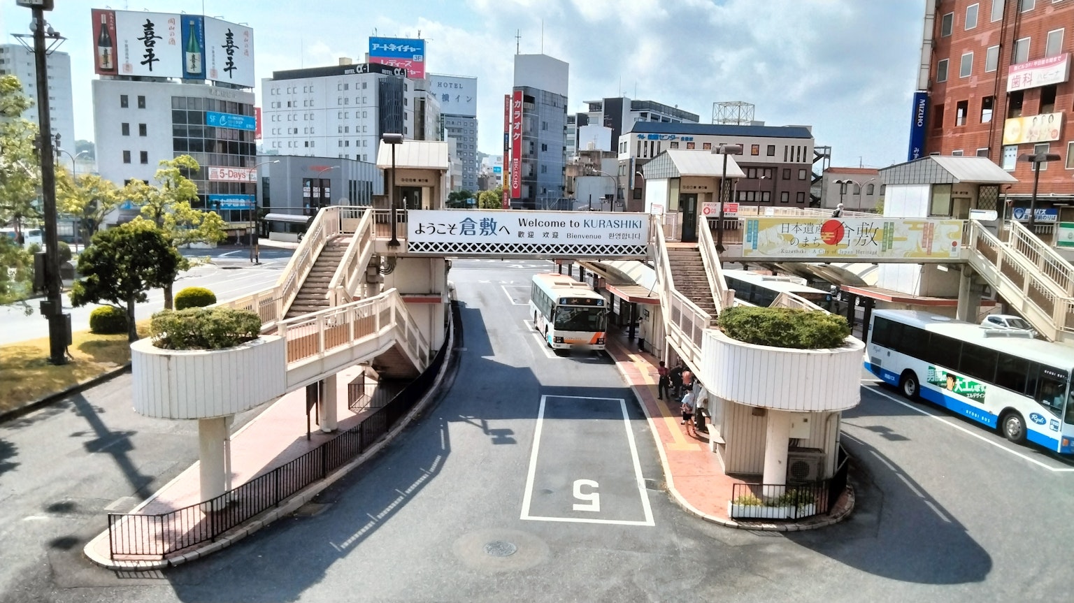 城市景觀，設有公車站和人行天橋