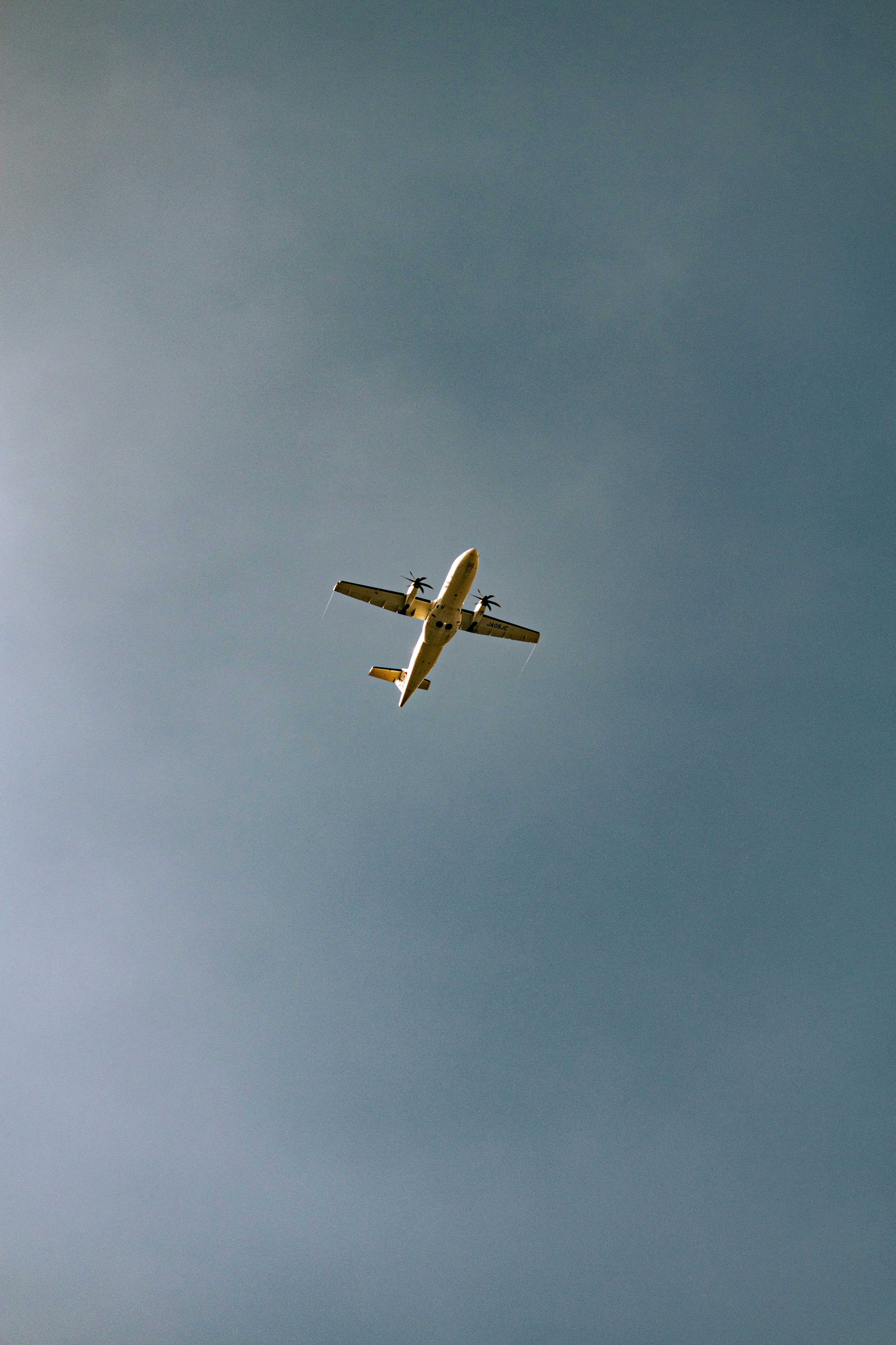 青空に浮かぶ飛行機