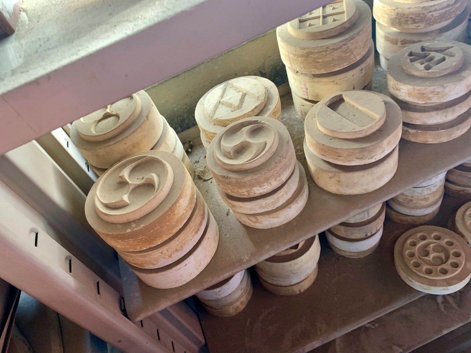 Sellos y estampillas de madera organizados en una estantería