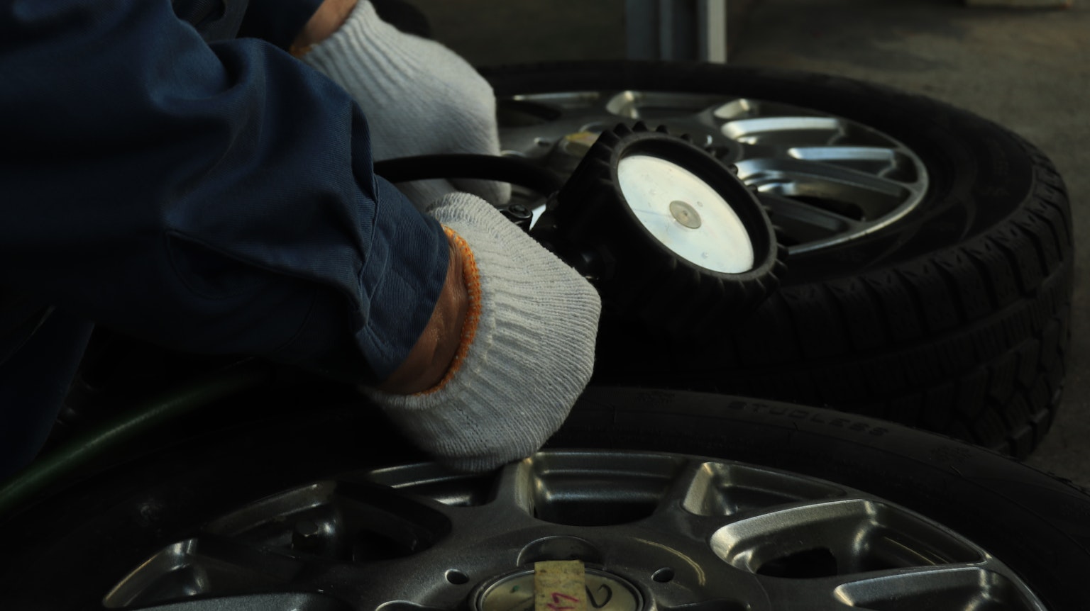 Người kiểm tra áp suất lốp bằng đồng hồ đo