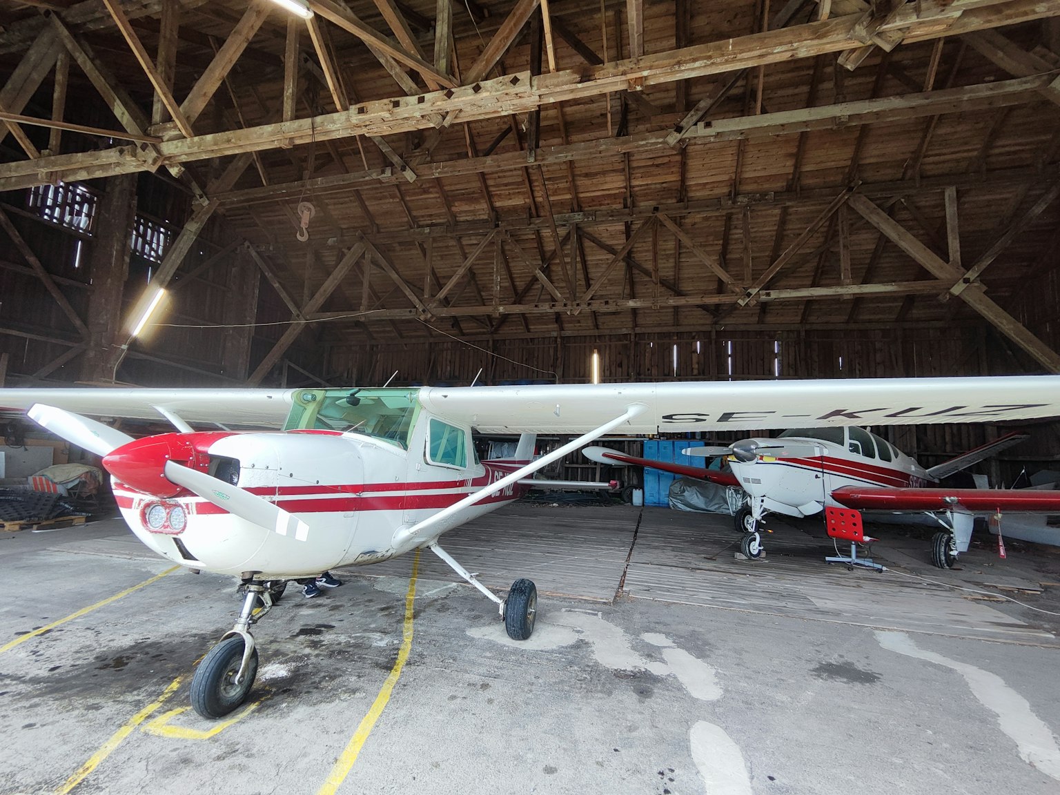 เครื่องบิน Cessna ที่มีลายแดงจอดอยู่ในโรงเก็บเครื่องบิน