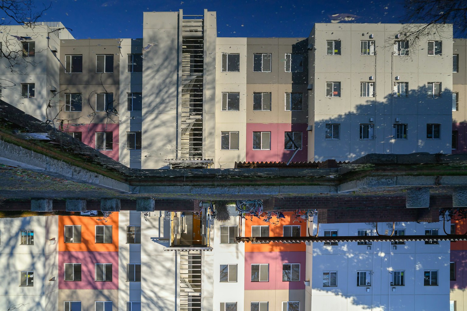 물에 비친 다채로운 건물과 파란 하늘