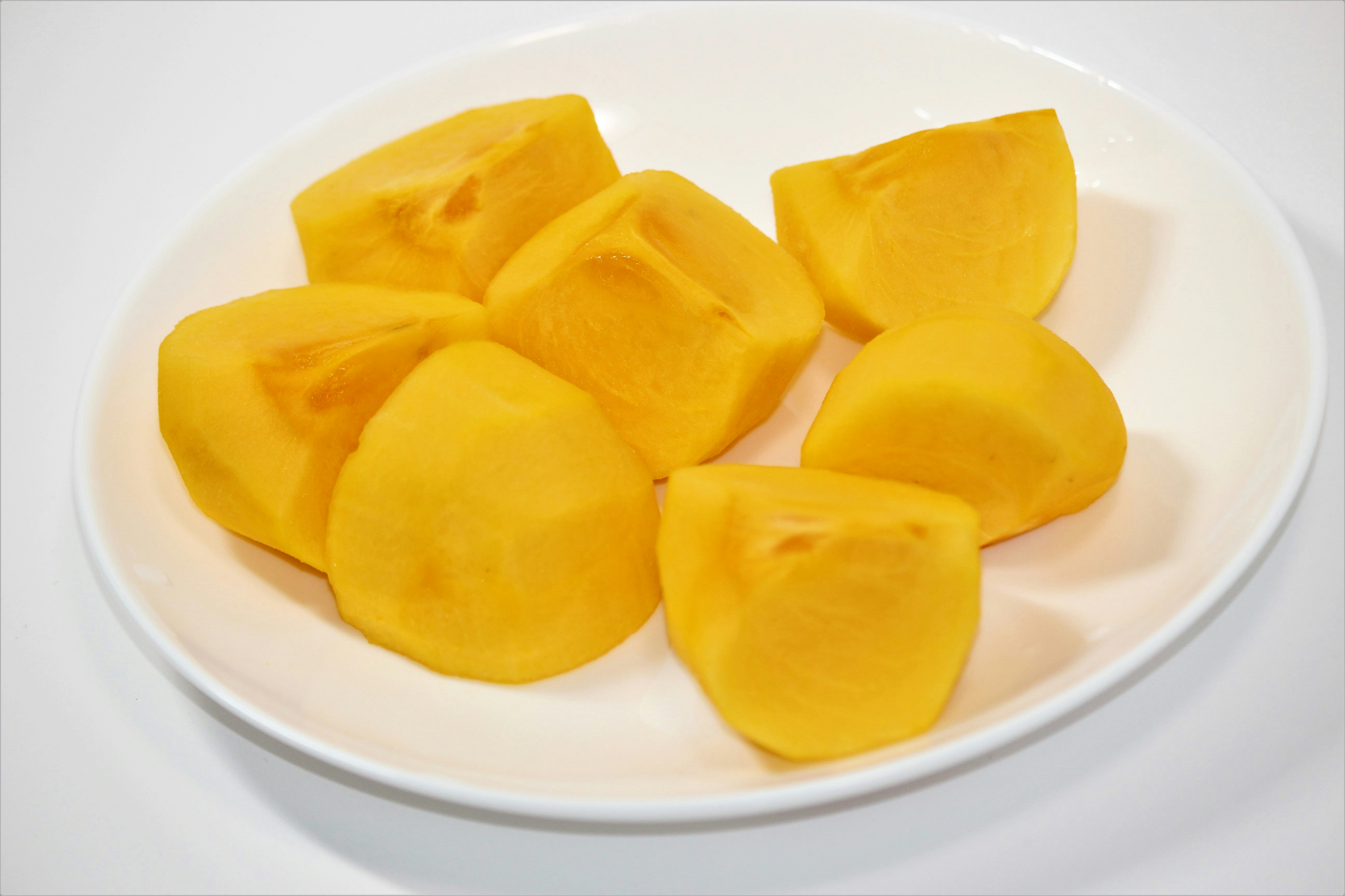 dés de mangue sur une assiette blanche