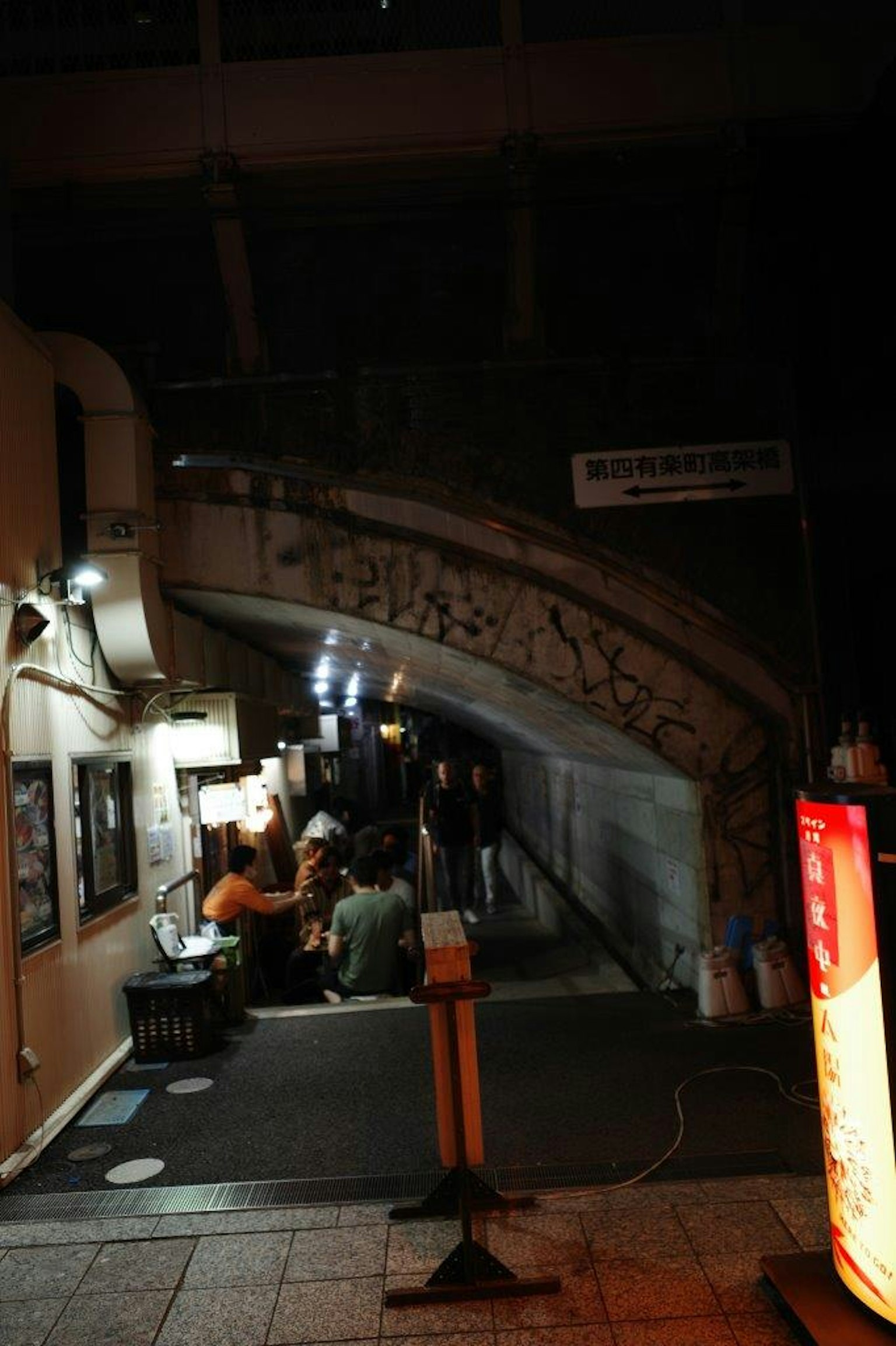 昏暗小巷中餐馆外观和人们