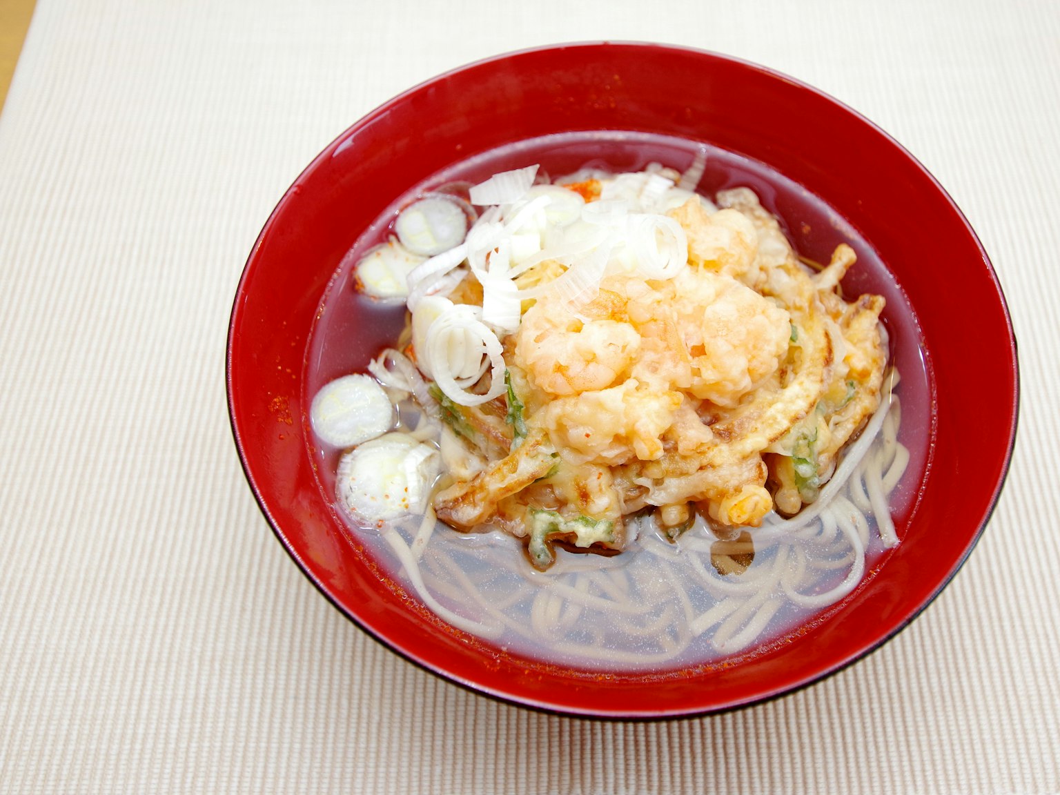 一碗紅色碗裡的天婦羅蕎麥麵