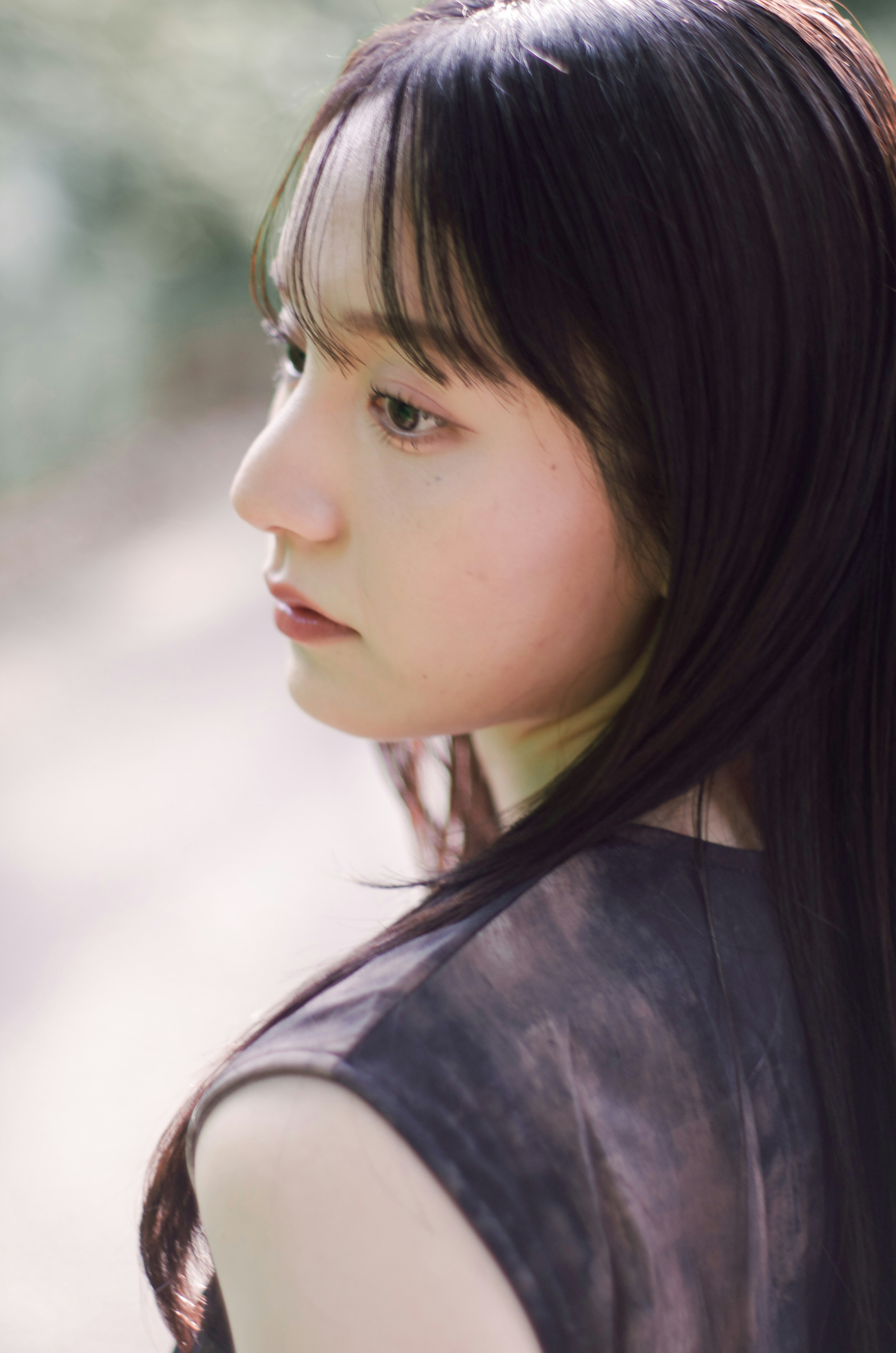 横顔の若い女性のポートレート