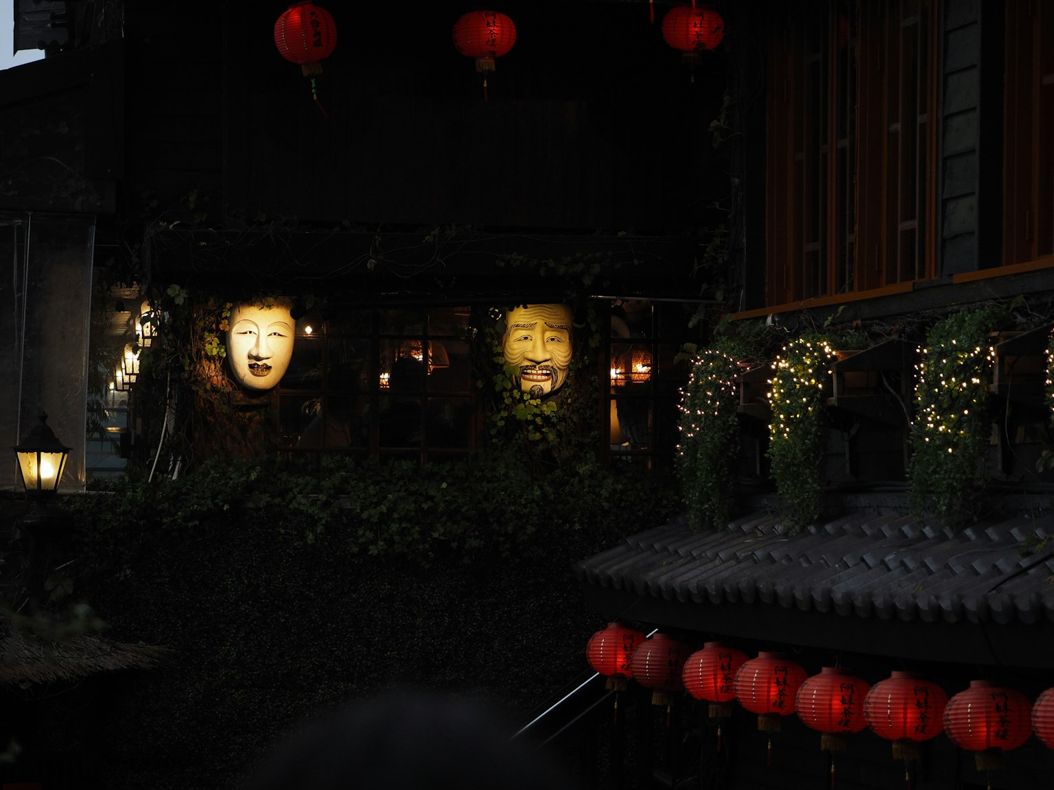 夜晚場景，照亮的面具和紅色燈籠