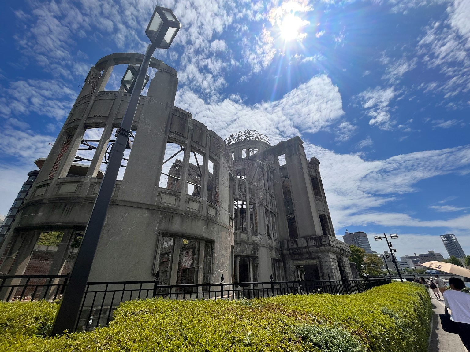 Vista esterna del Domo della bomba atomica di Hiroshima con cielo blu brillante