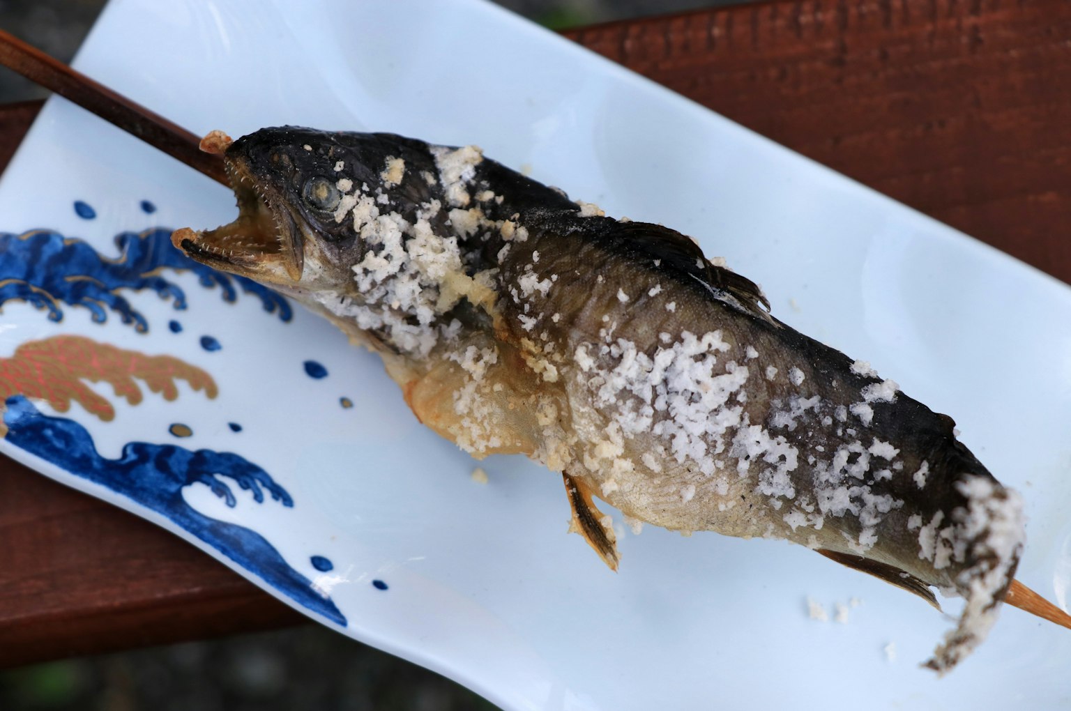 Poisson grillé présenté sur une assiette décorative