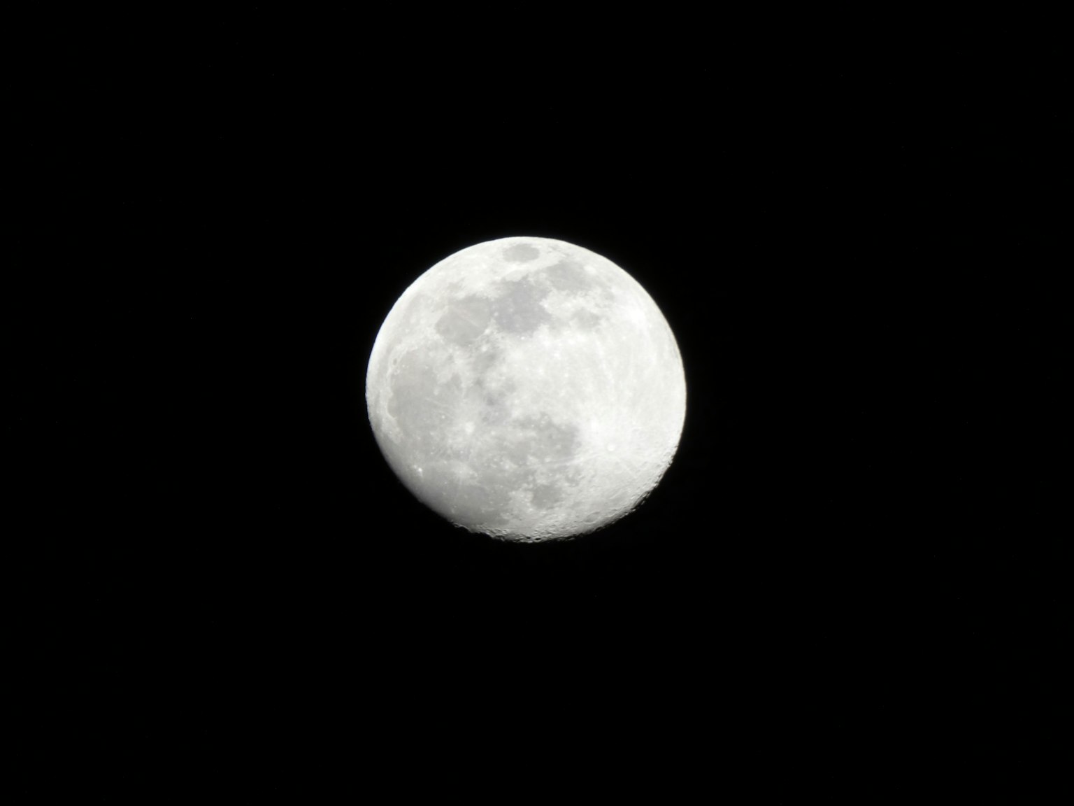 Pleine lune brilliante dans un ciel nocturne sombre