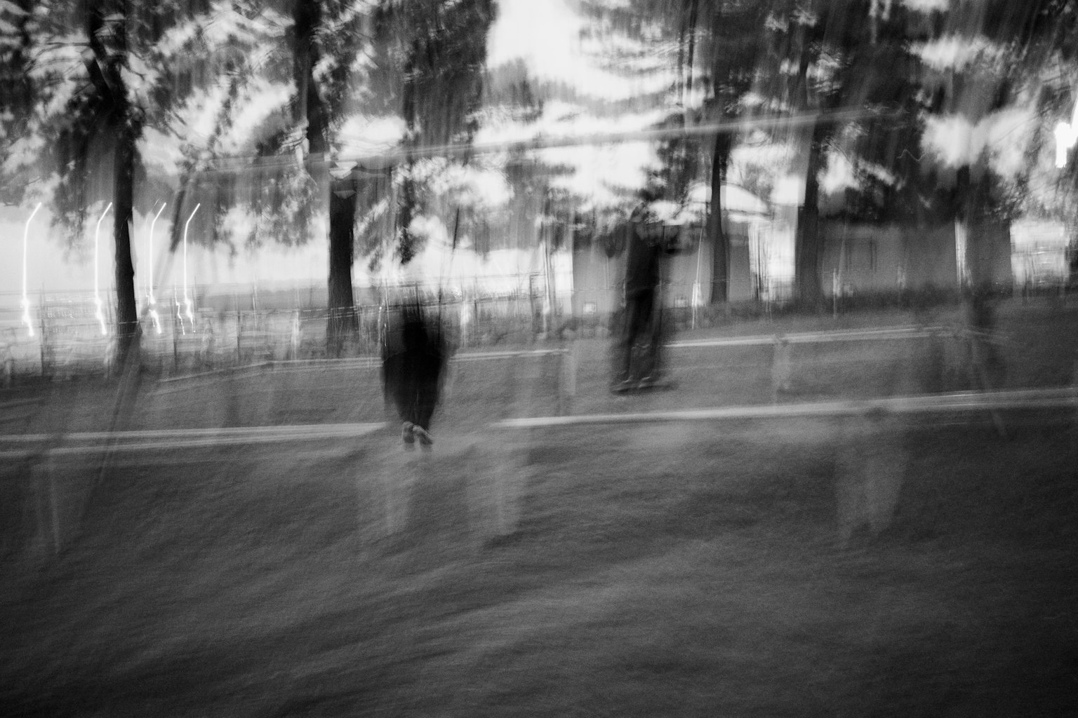 Scena sfocata in bianco e nero con persone che camminano