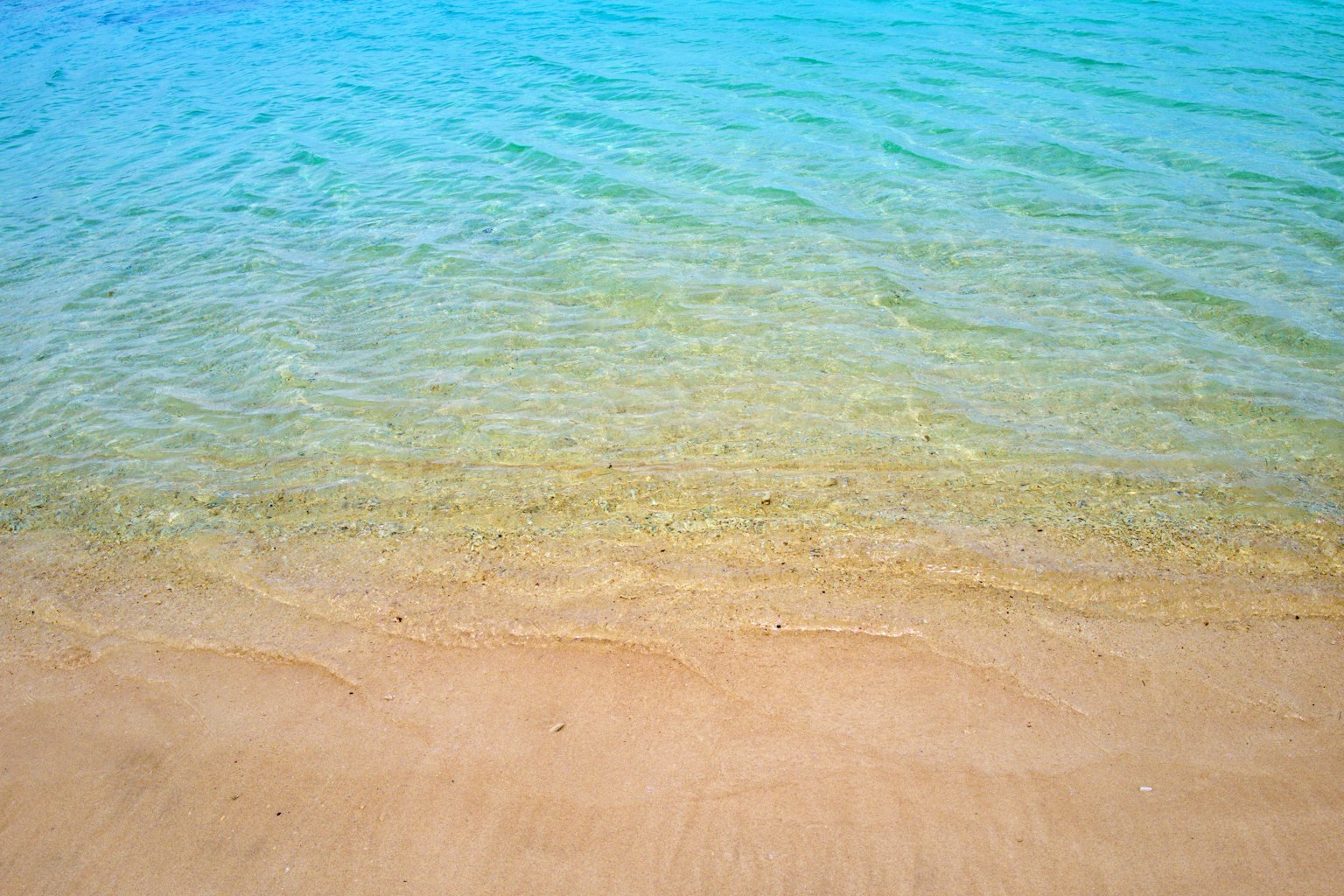 Belle vue de l'eau bleue transparente et de la plage de sable