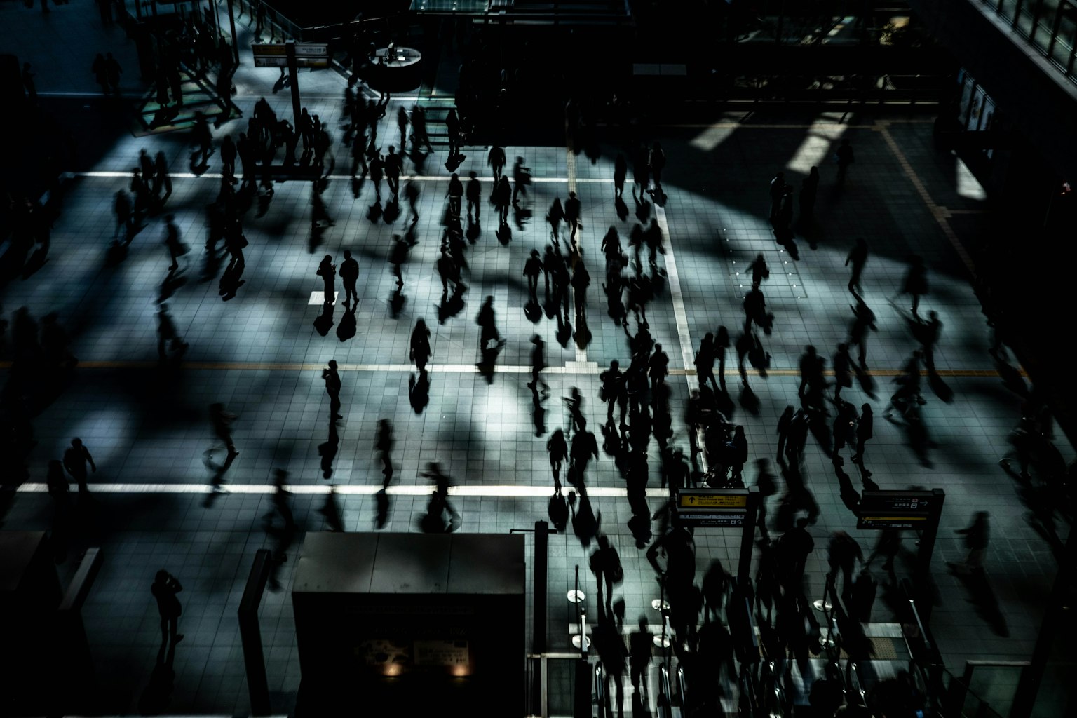 人々が交差点を歩いている影のある風景