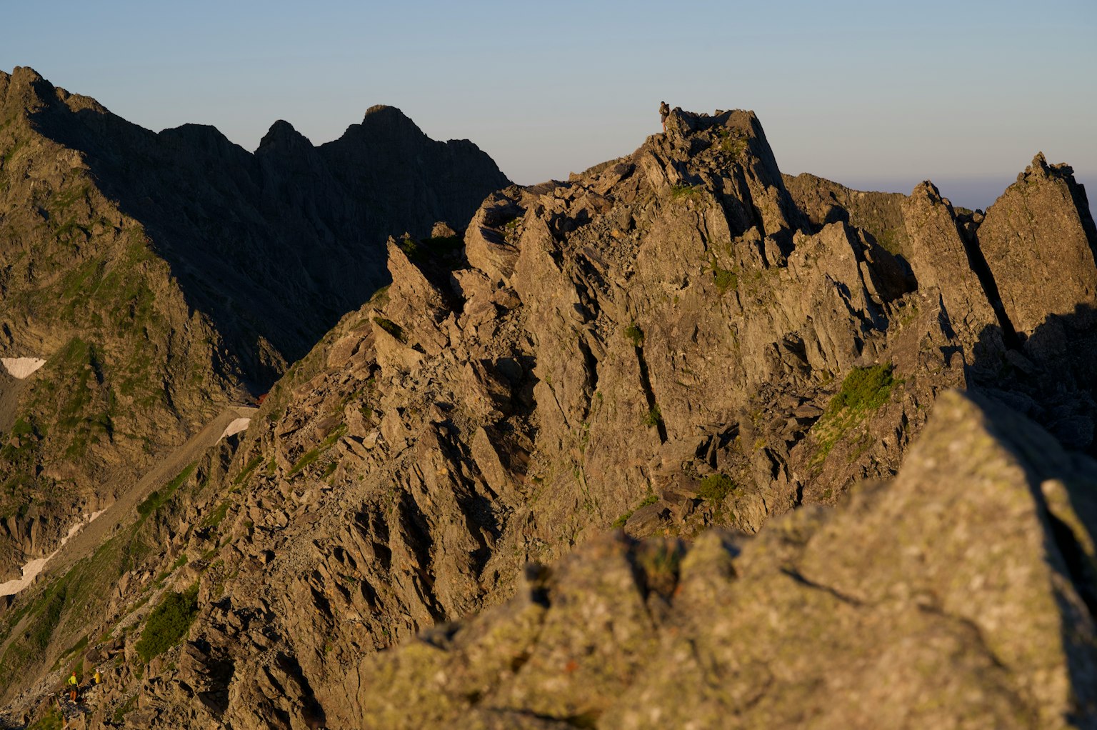 Picos de montaña irregulares con sombras dramáticas