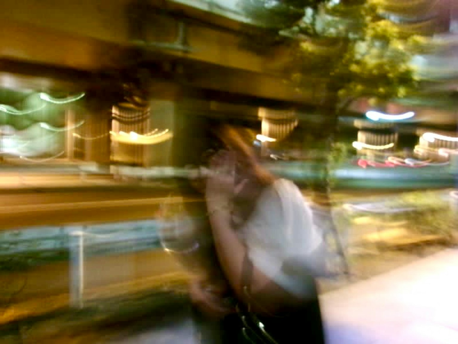 ぼやけた都市の夜景と人影が映る写真