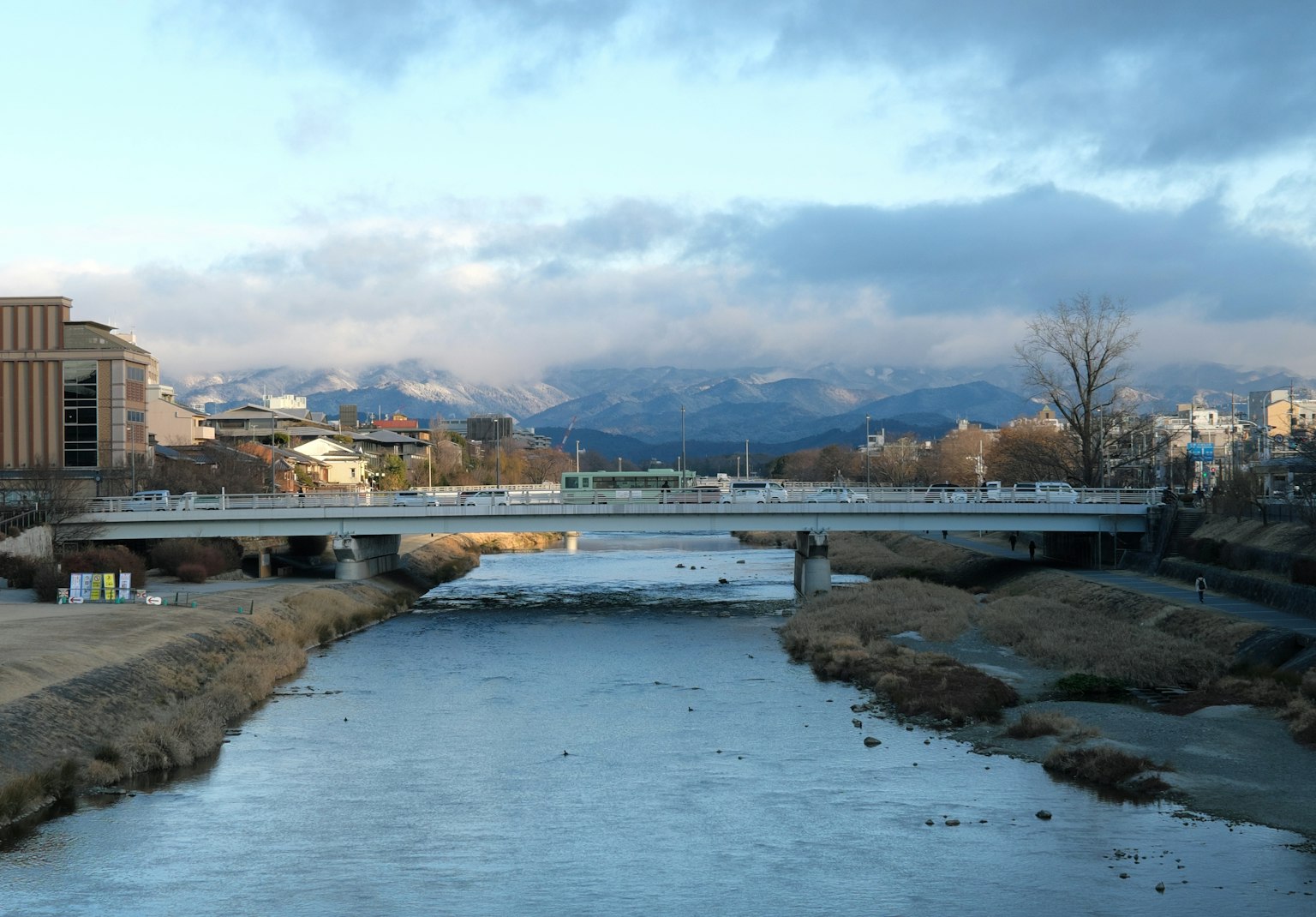 Paysage d'hiver avec une rivière et un pont dans une ville